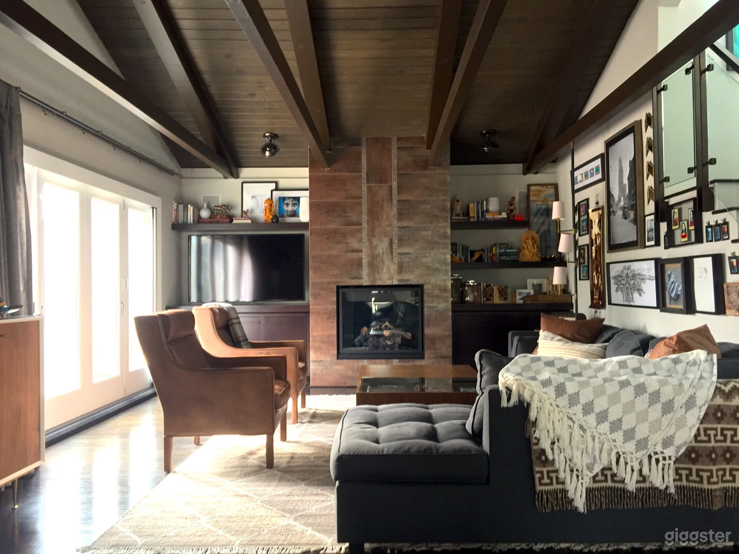 Organic Modern Reservoir-Front Home in LA Photo 1