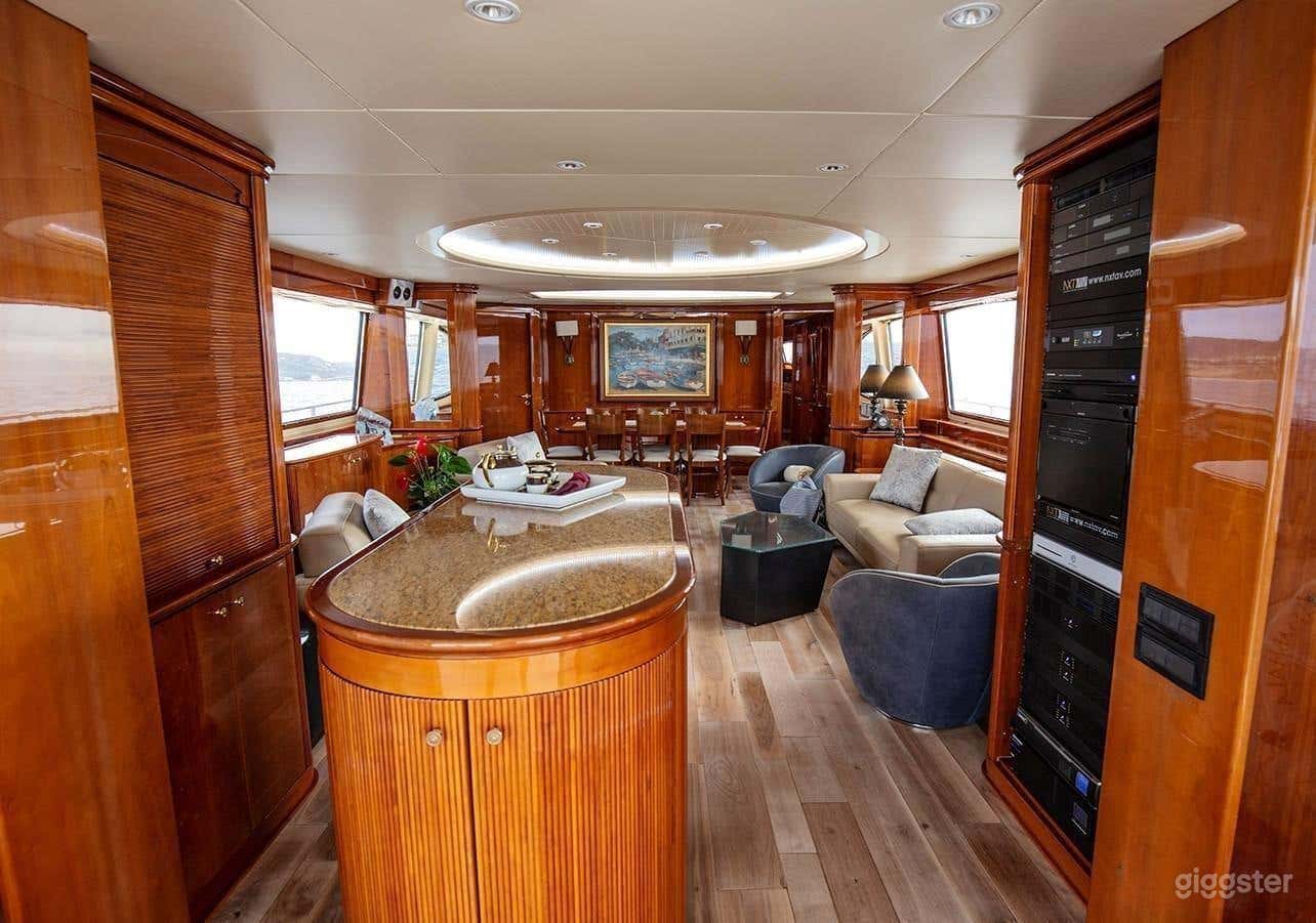 100' AZIMUT YACHT / NEWPORT BEACH Photo 3