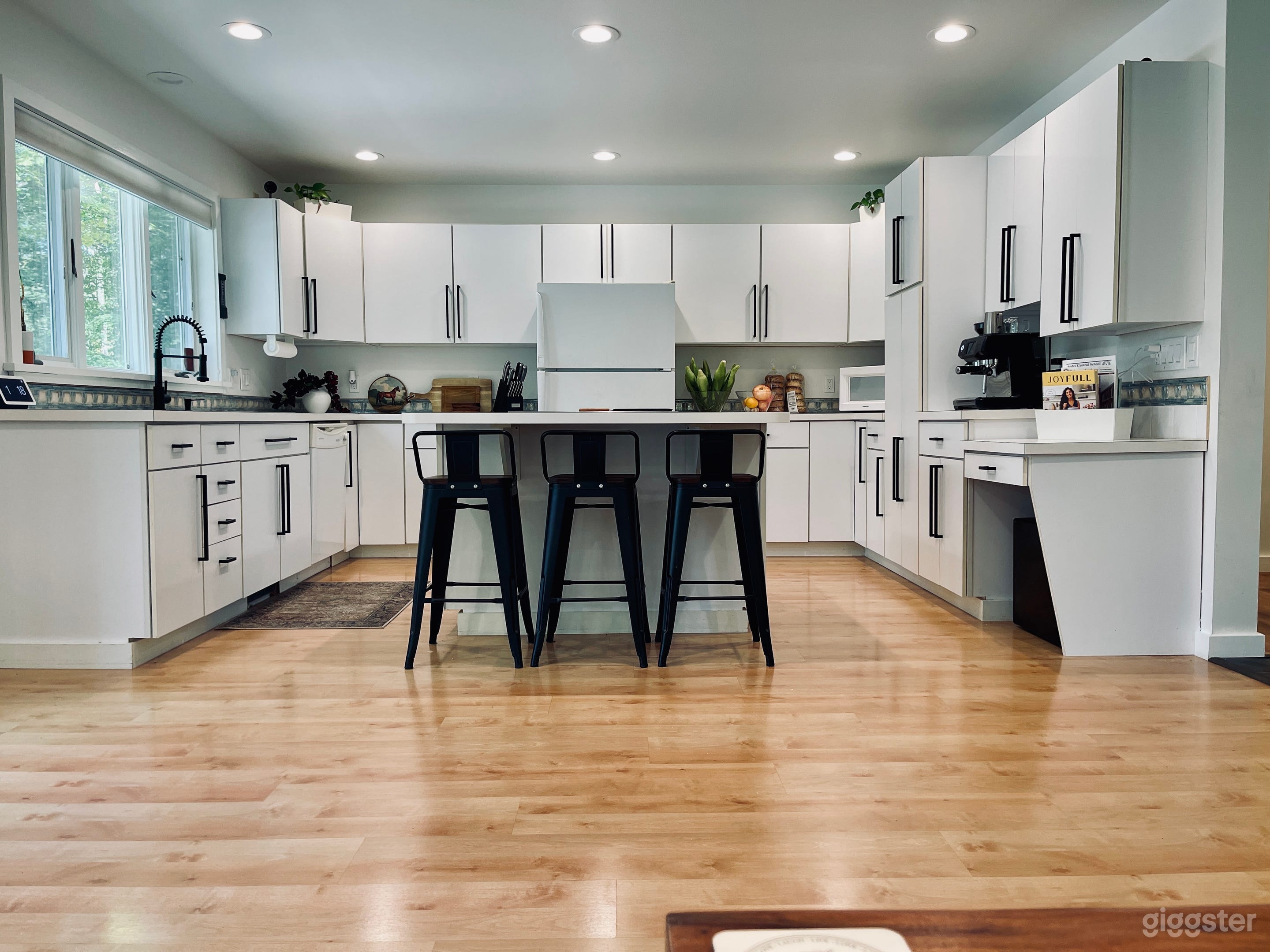 Modern Rustic Mountain House and Horse Farm Photo 4