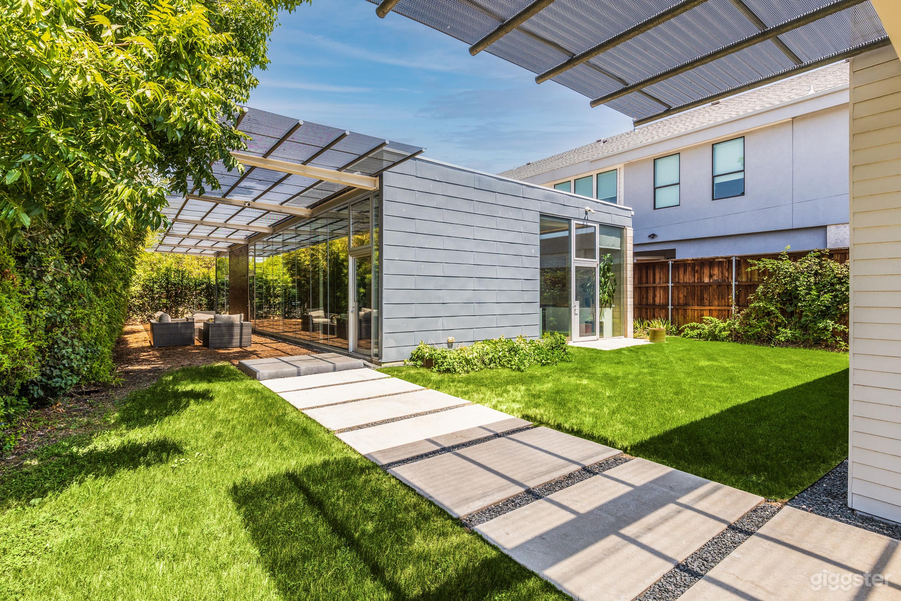 AIA Award-Winning Studio with Floor-to-Ceiling Windows. Museum-like flow of natural light in a solar-powered studio surrounded by serene bamboo garden. Internationally recognized design. Minutes from Downtown, Design District, &amp; Love Field Airport. 