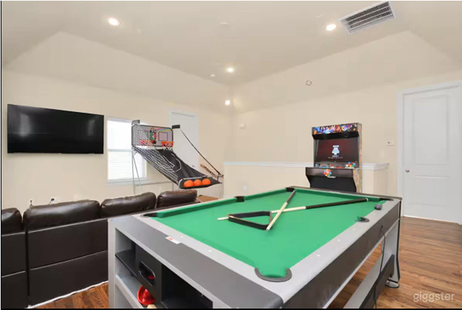 Game Room &amp; Social Entertainment Space for Events, Parties Photo 3