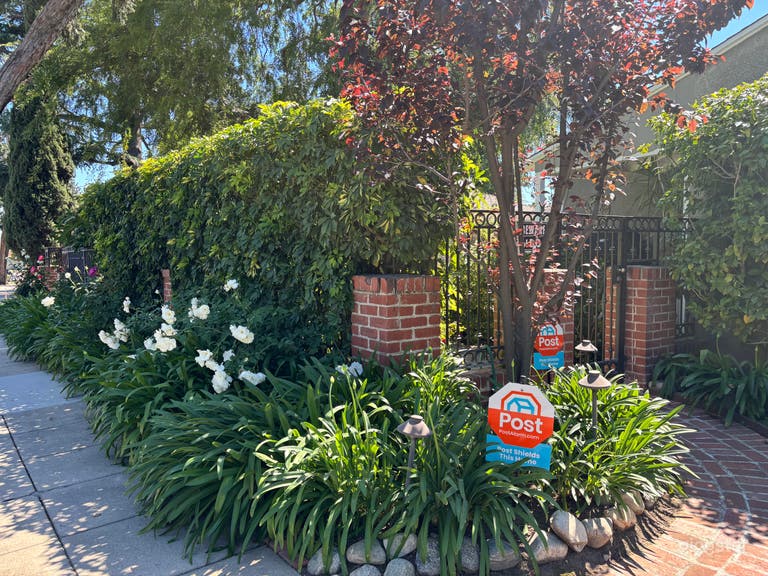  Charming, traditional gem in lovely area. 