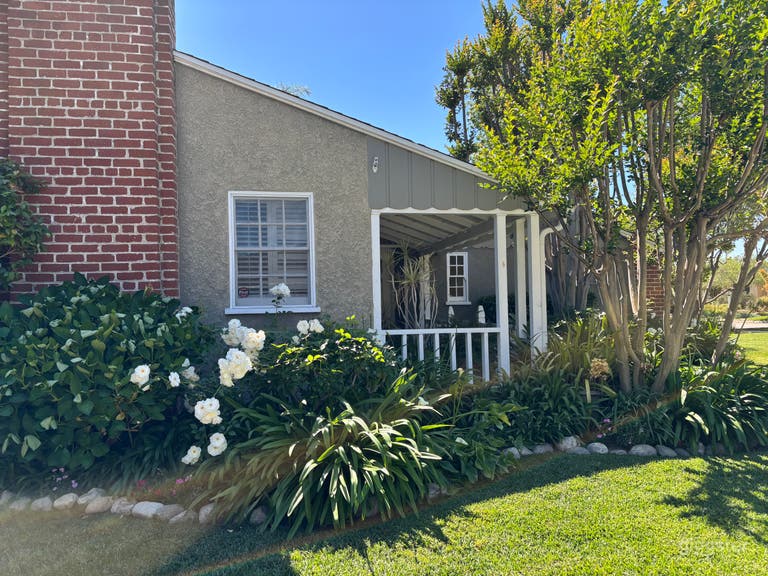  Charming, traditional gem in lovely area. 