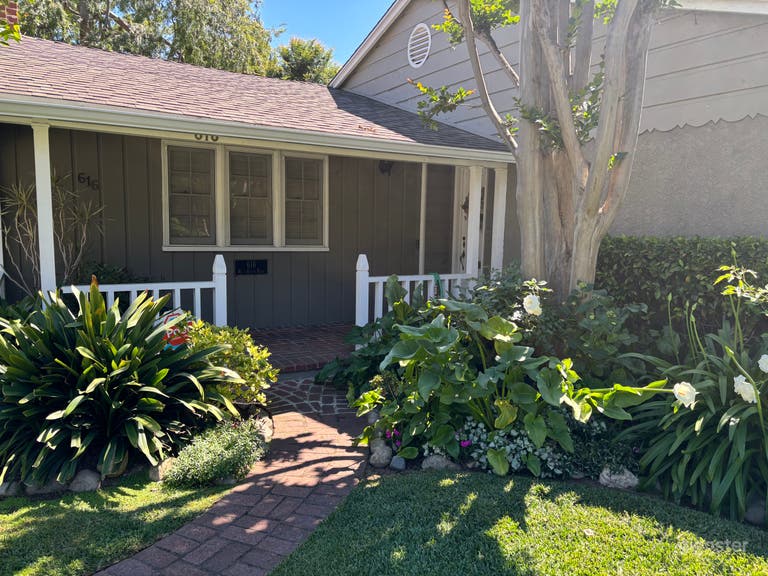  Charming, traditional gem in lovely area. 