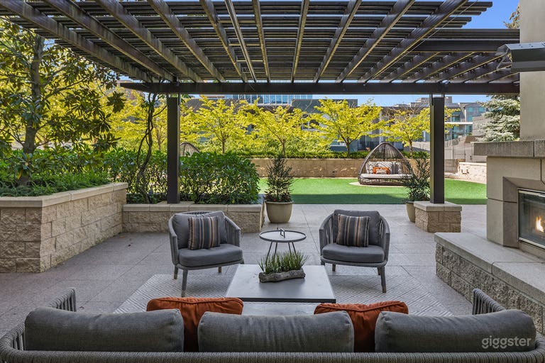  Charming Terrace w/ Billiards Room in Bellevue 