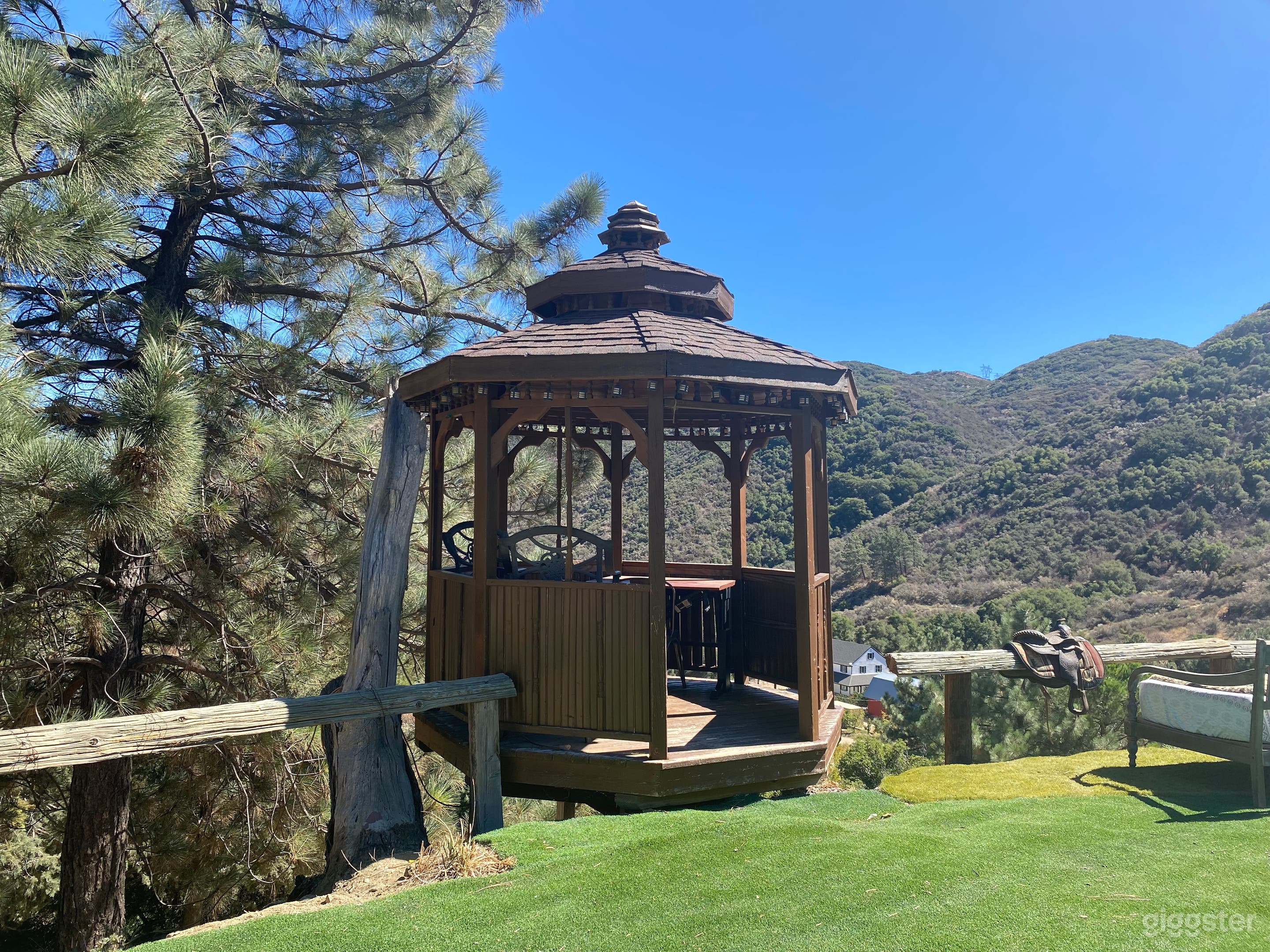 Cliffside Garden &amp; Gazebo Overlooking Desert Valley Photo 4