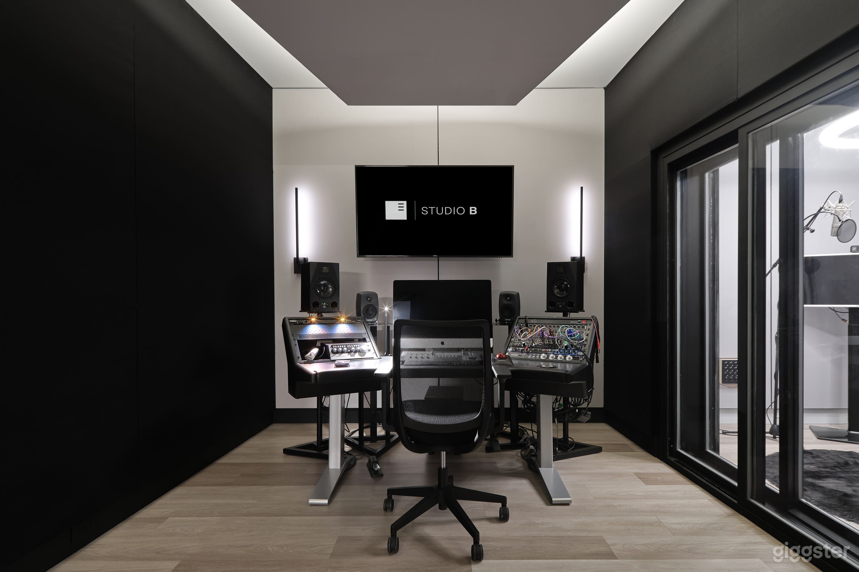 Clean &amp; Modern Recording Studio Photo 3