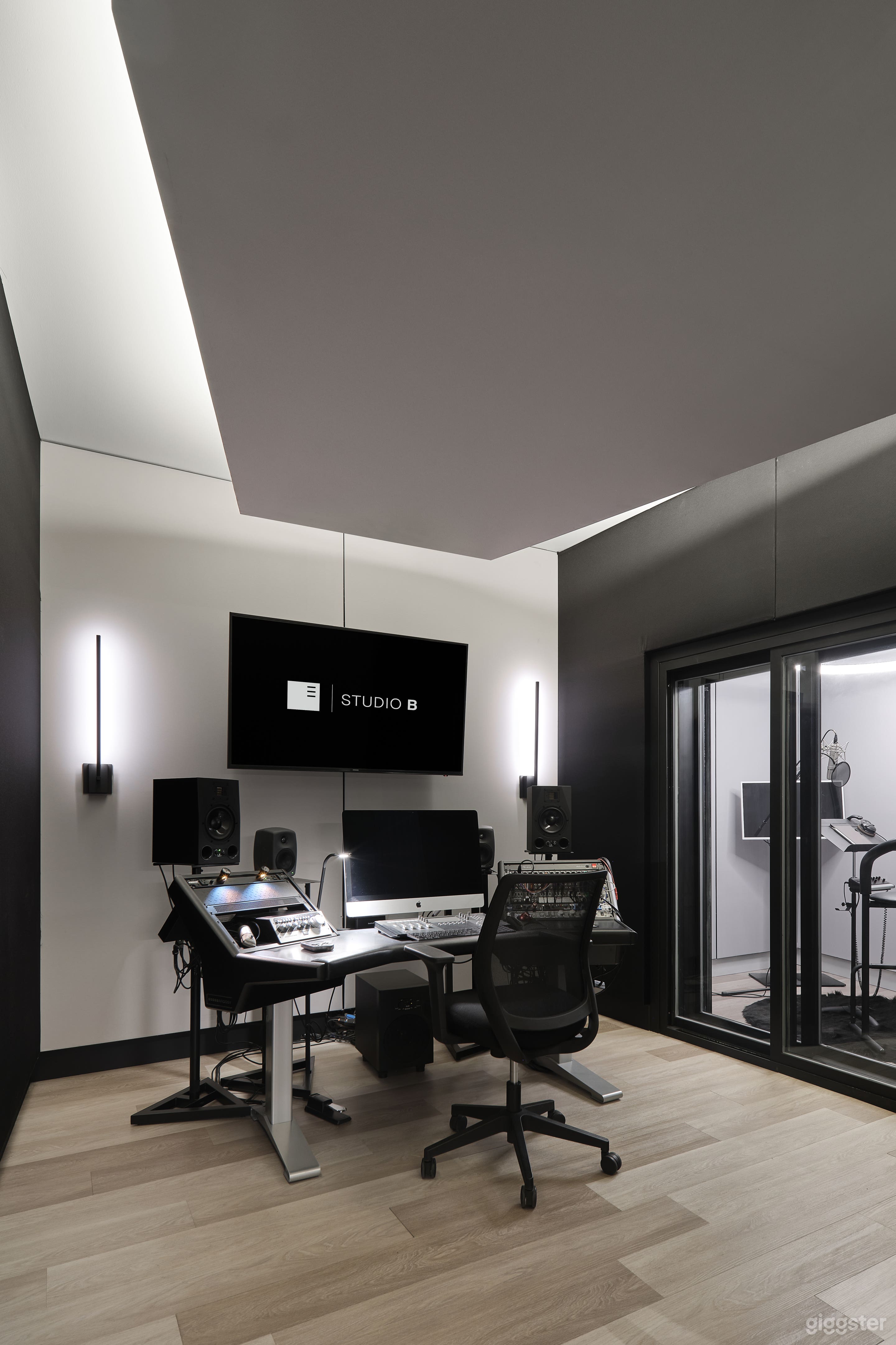 Clean &amp; Modern Recording Studio Photo 4
