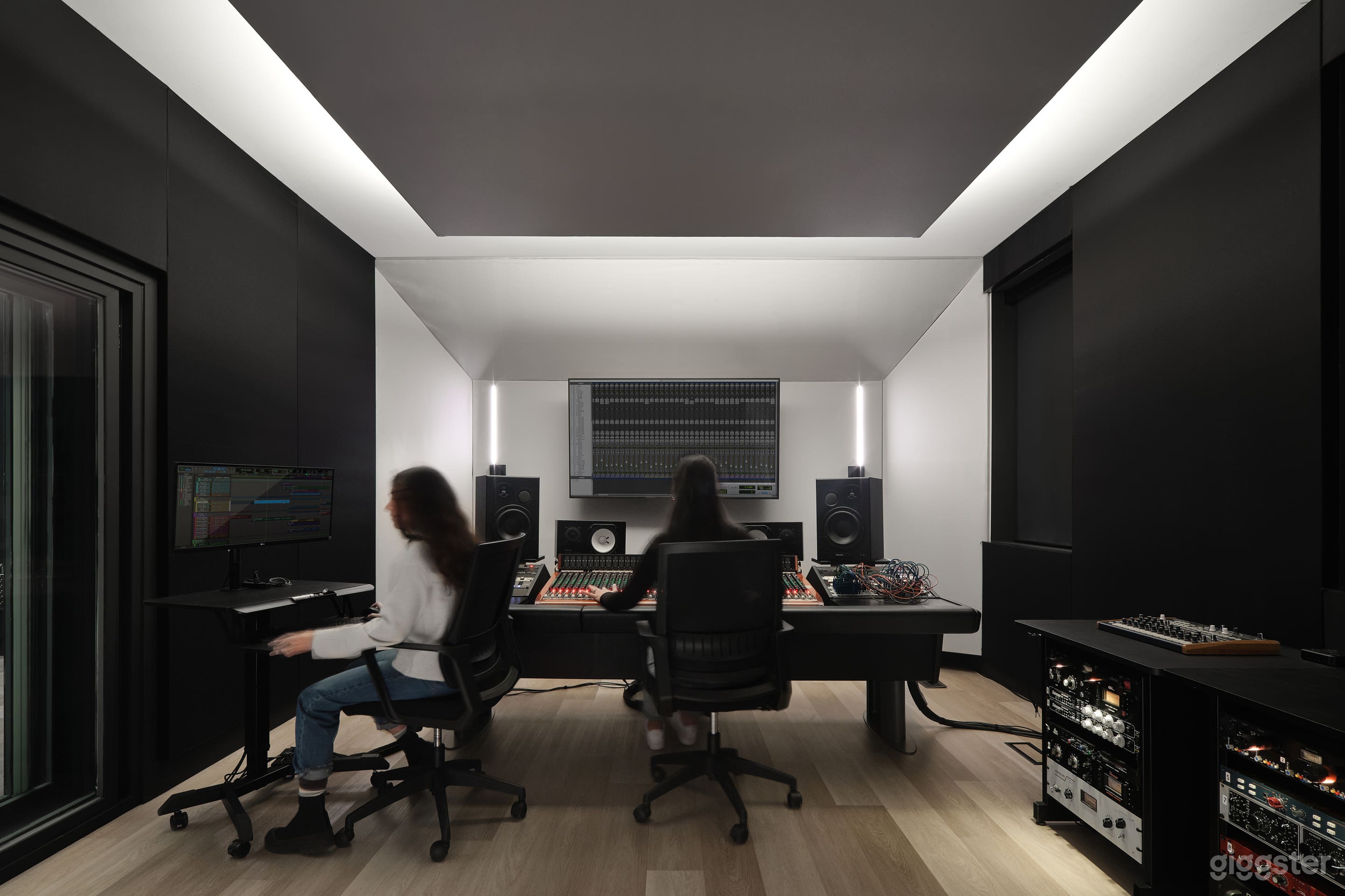 Clean &amp; Modern Recording Studio Photo 2