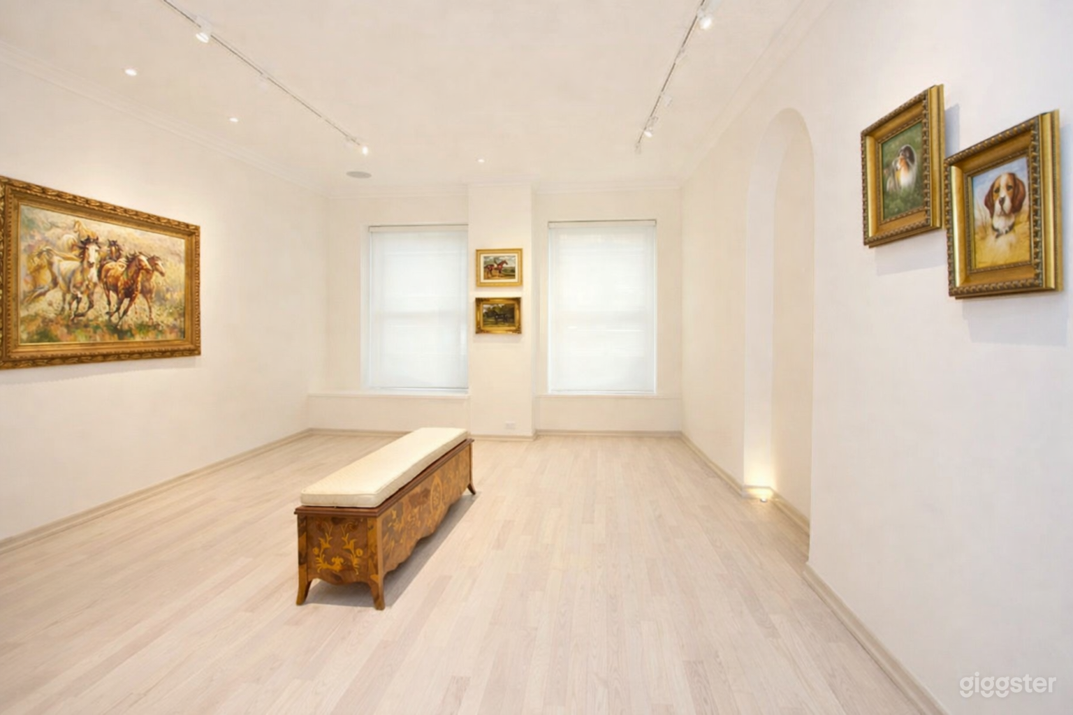 Elegant Midtown Two-Floor Townhouse Gallery Photo 2