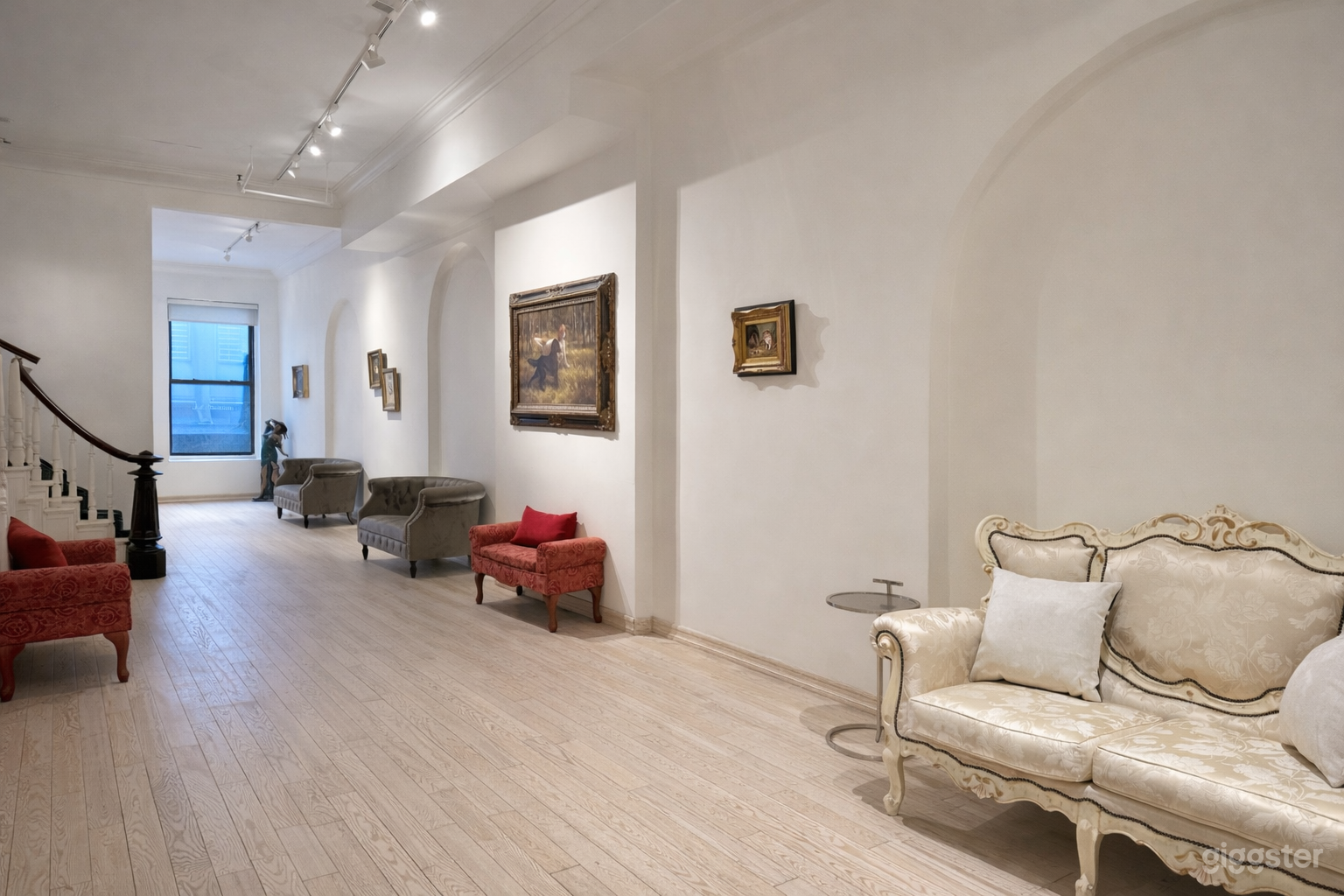 Elegant Midtown Two-Floor Townhouse Gallery Photo 4