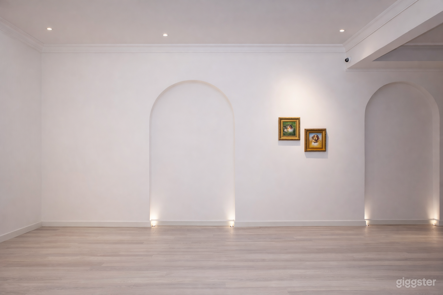 Elegant Midtown Two-Floor Townhouse Gallery Photo 3