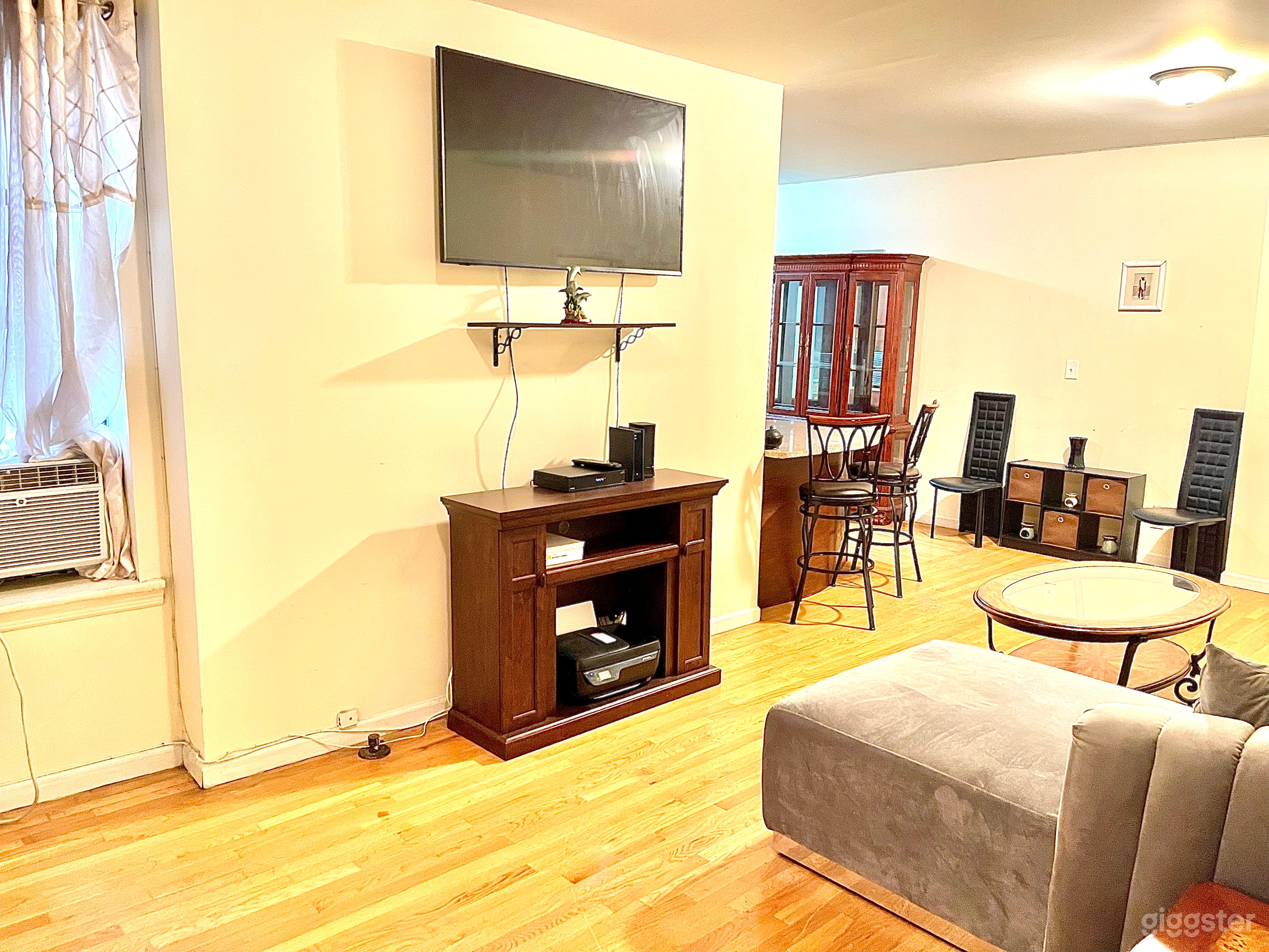 Modern Living Room in Dyckman Manhattan Photo 3