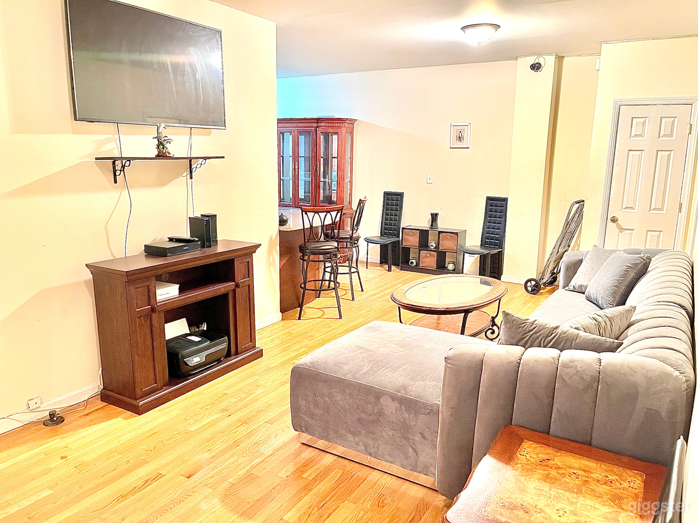 Modern Living Room in Dyckman Manhattan Photo 1