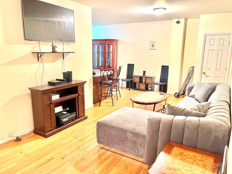  Modern Living Room in Dyckman Manhattan 