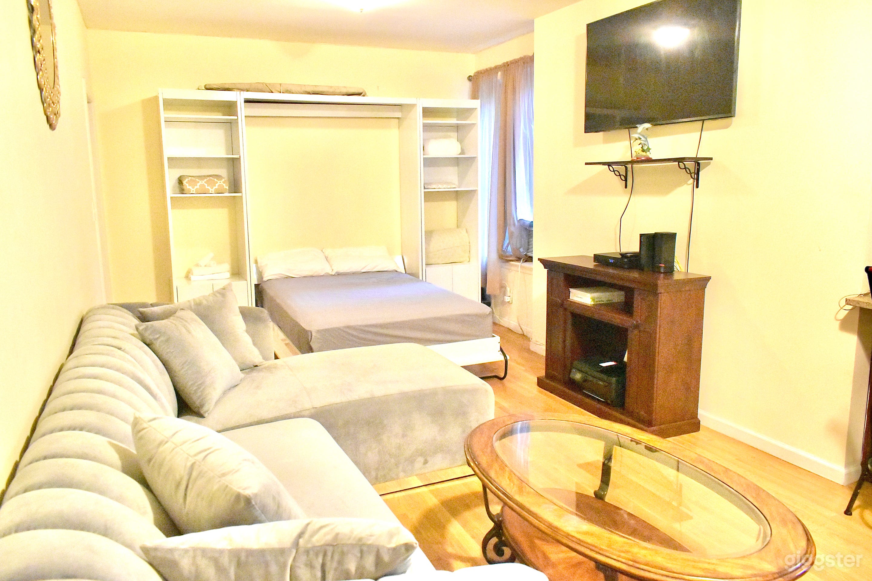 Modern Living Room in Dyckman Manhattan Photo 4