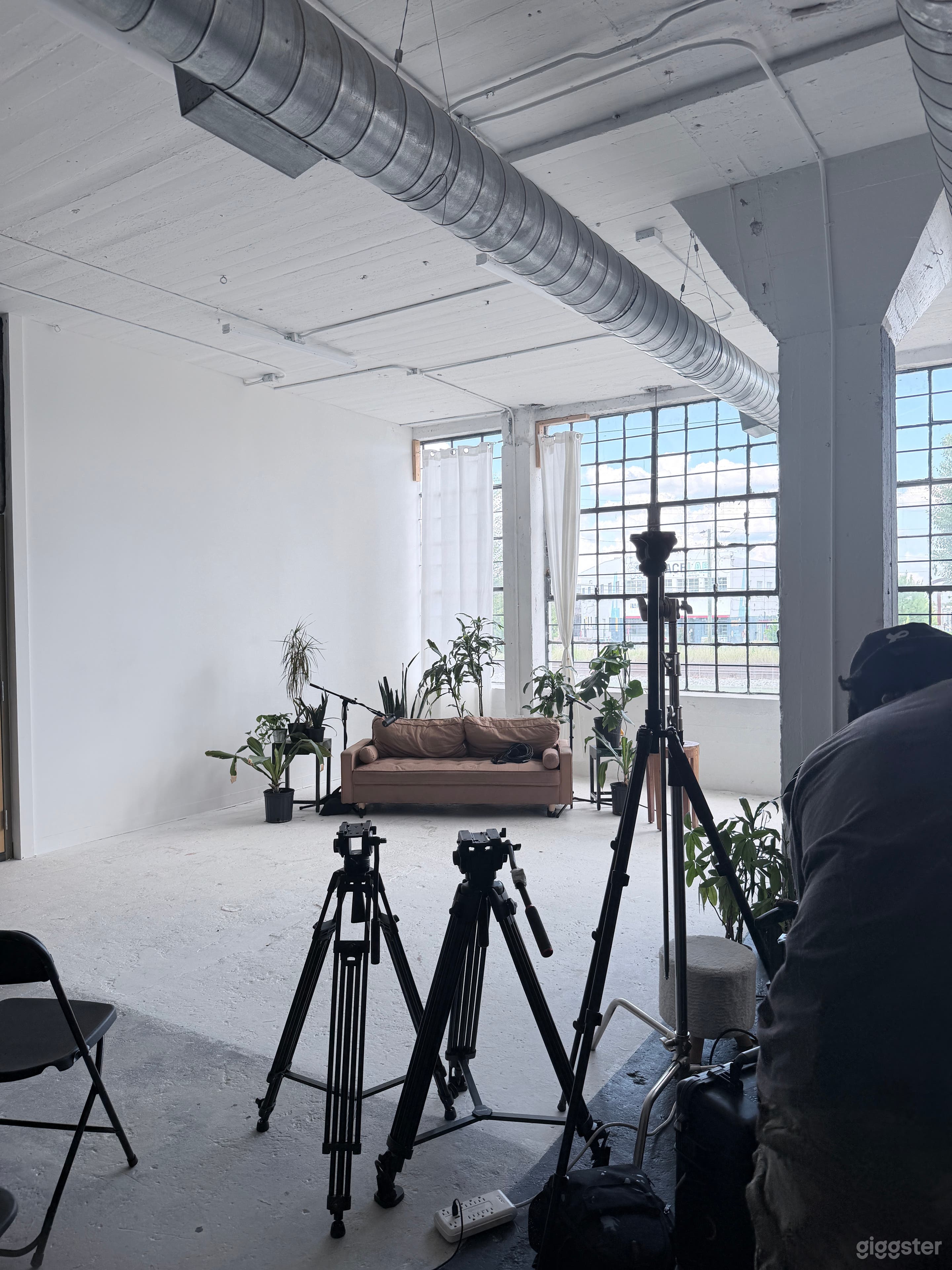 Spacious Natural Light Studio Multiple Sets Photo 4