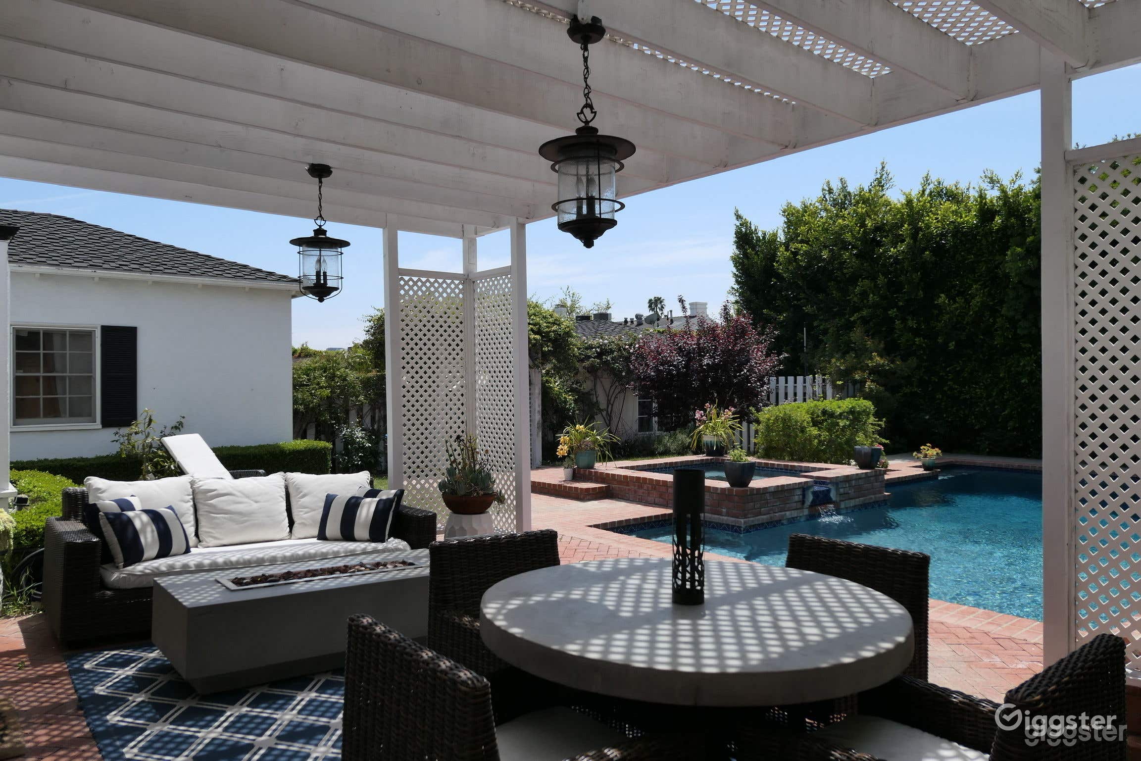 Gorgeous Beverly Hills Heated pool with dual waterfall and jacuzzi Photo 2