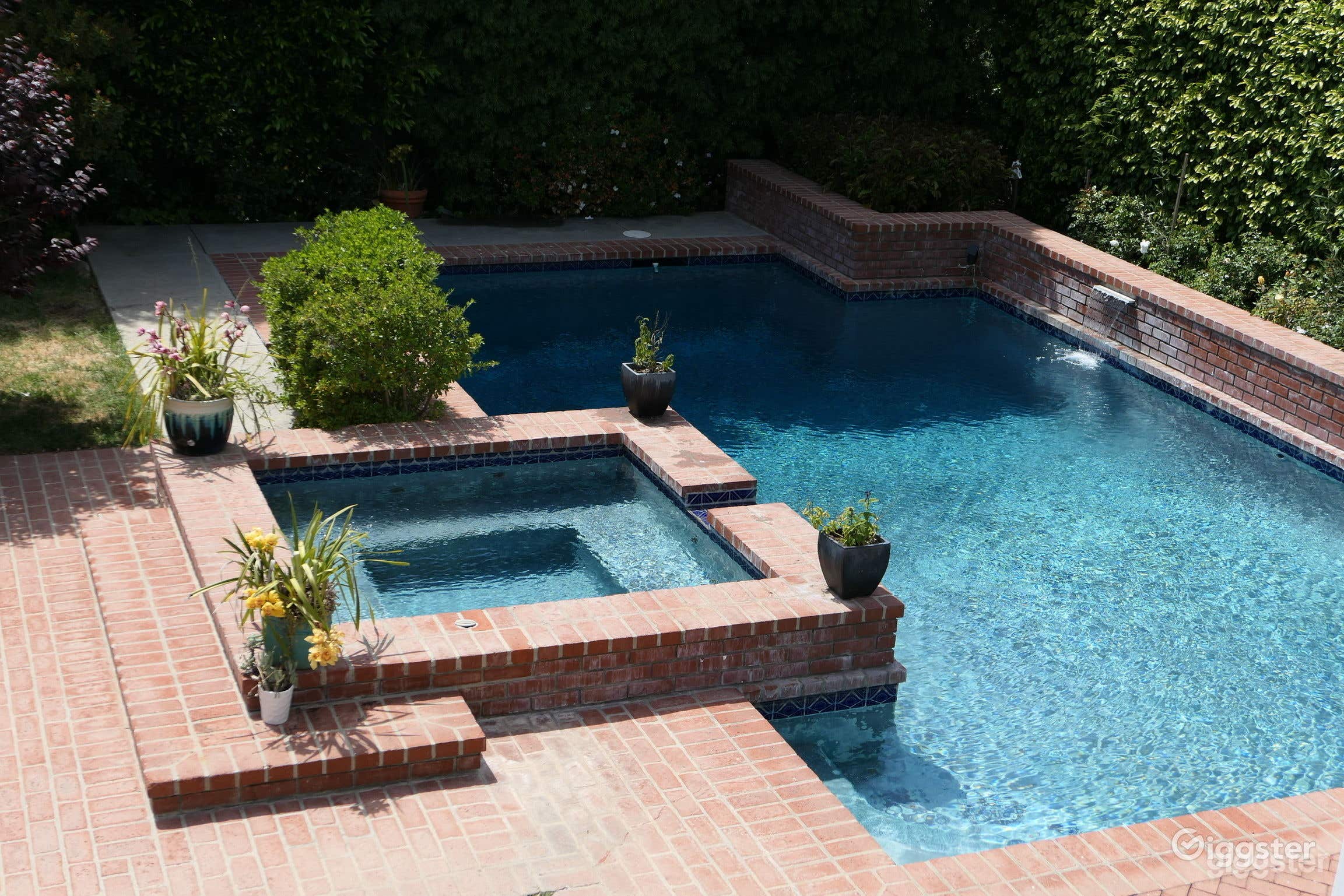 Gorgeous Beverly Hills Heated pool with dual waterfall and jacuzzi Photo 4