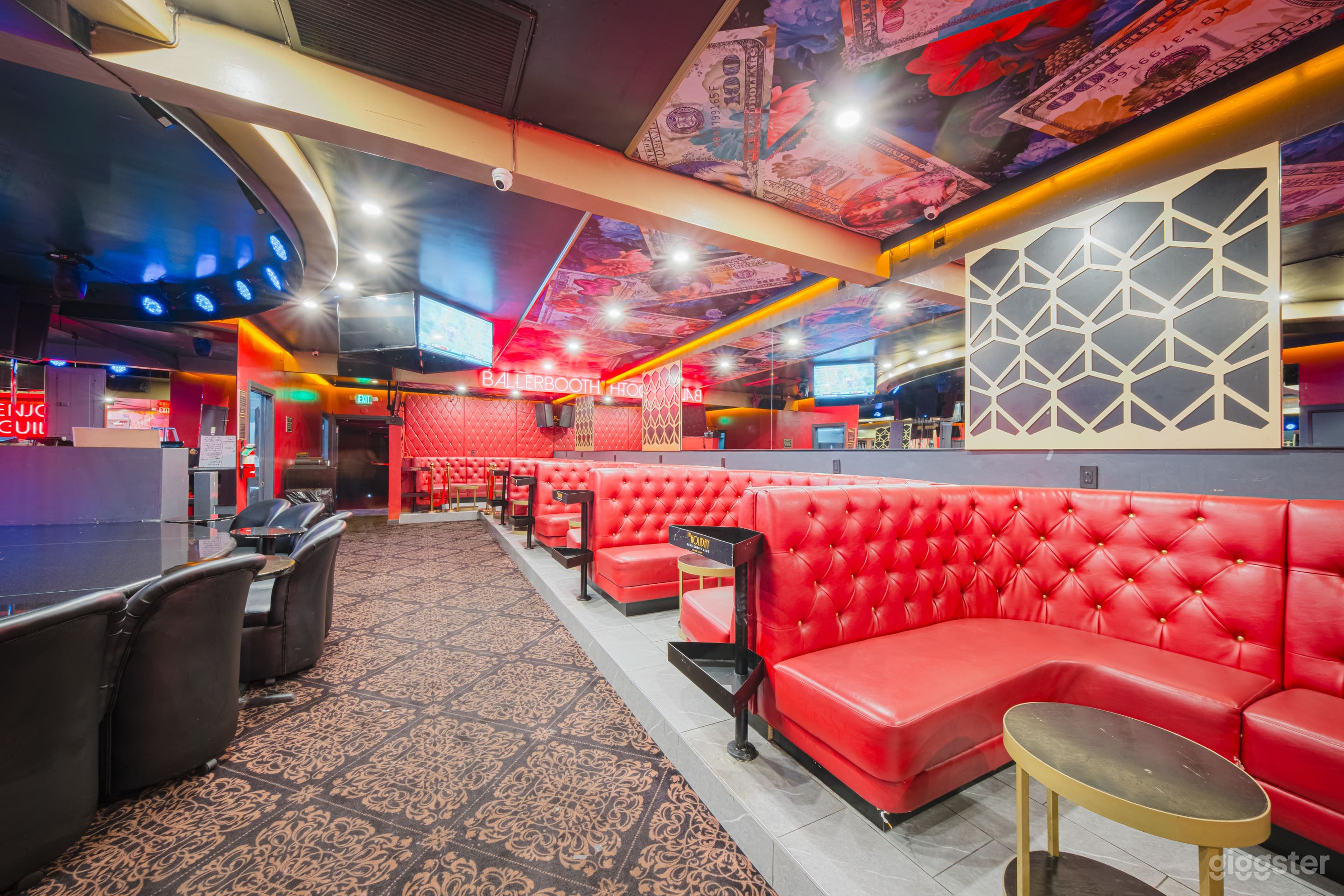 NEON DREAMS AT THE HOLIDAY ESCAPE Photo 2