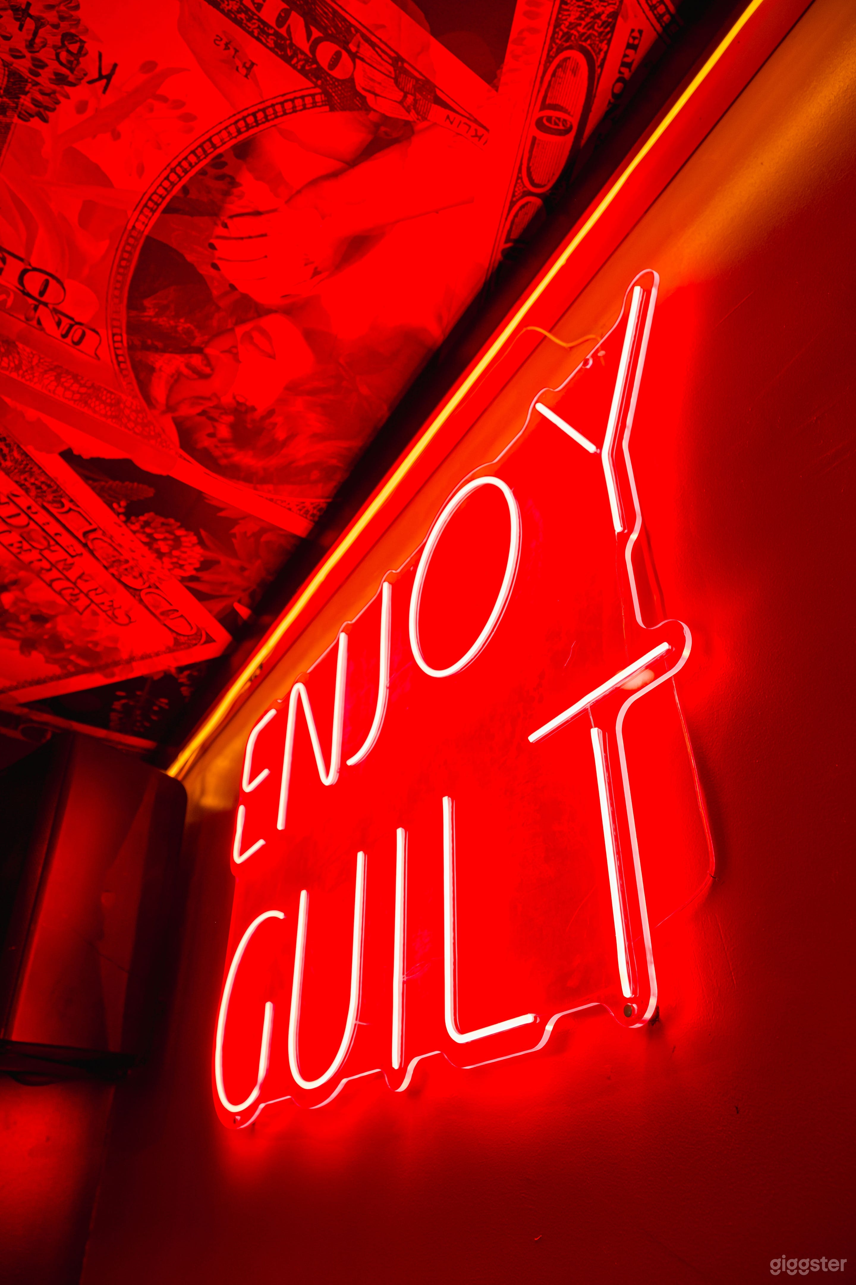 NEON DREAMS AT THE HOLIDAY ESCAPE Photo 4