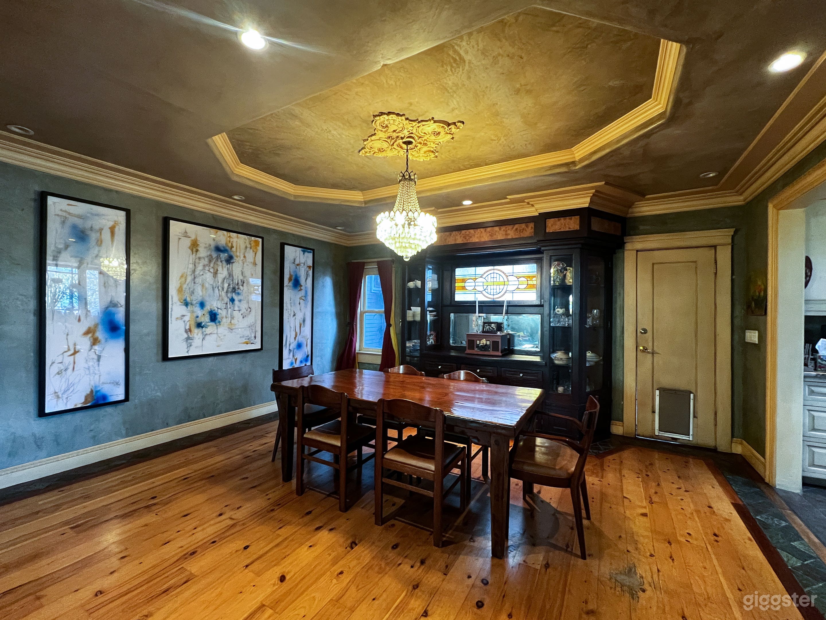 Charming updated 1907 Victorian. Photo 1