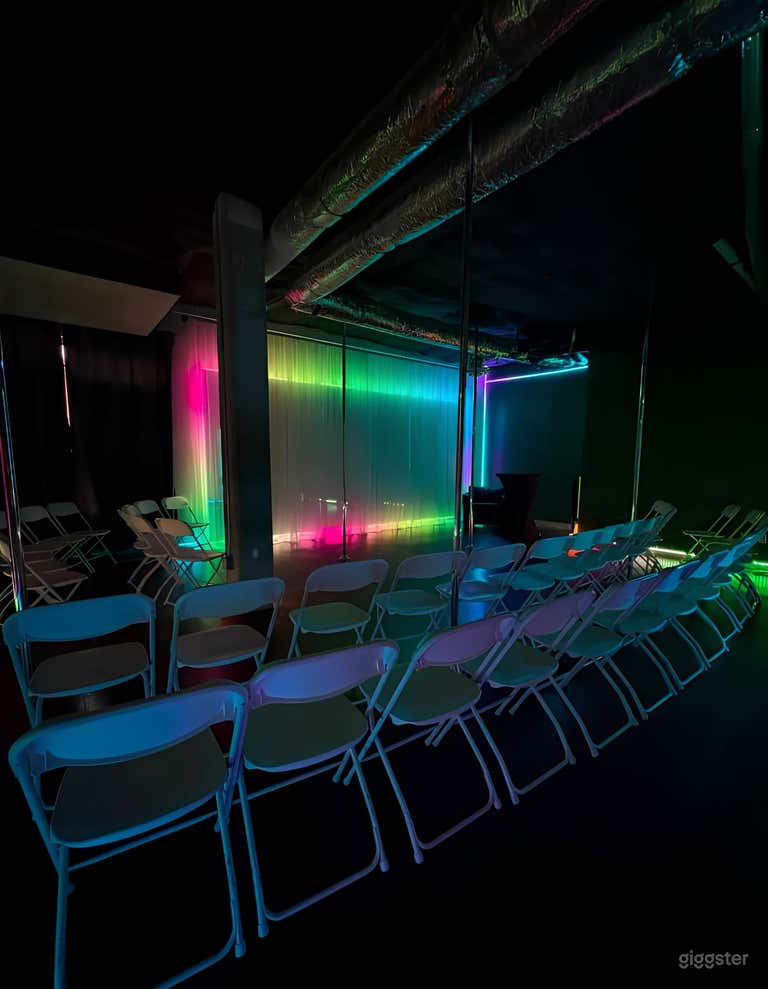  Six-Pole Larger Studio with Dynamic Lighting 