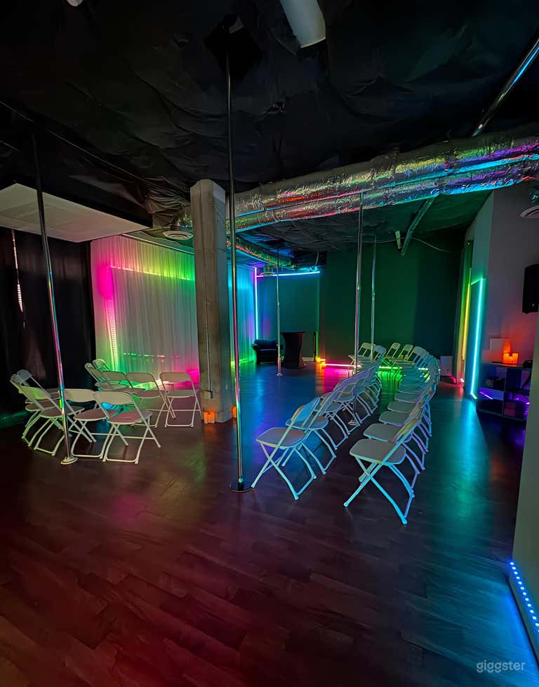  Six-Pole Larger Studio with Dynamic Lighting 