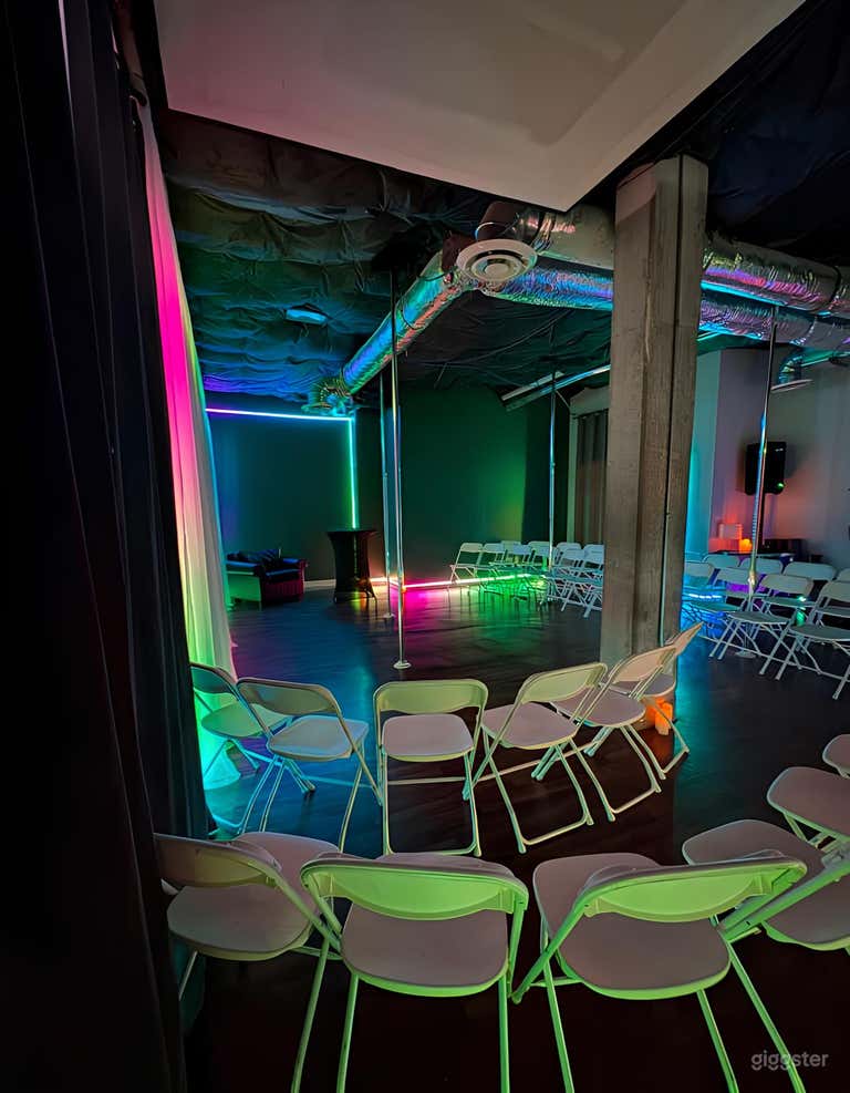  Six-Pole Larger Studio with Dynamic Lighting 