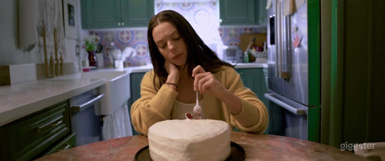  2 Bedroom w/Funky Kitchen & Charming Vintage Style 