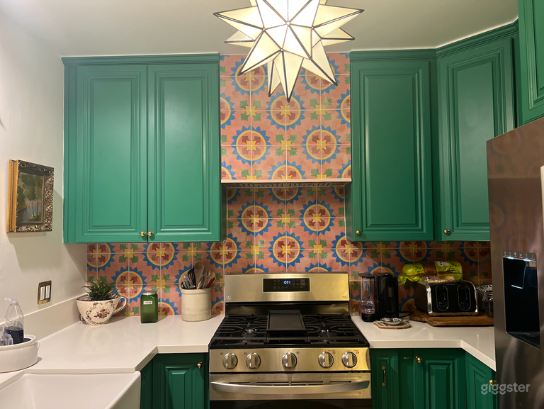  2 Bedroom w/Funky Kitchen & Charming Vintage Style 