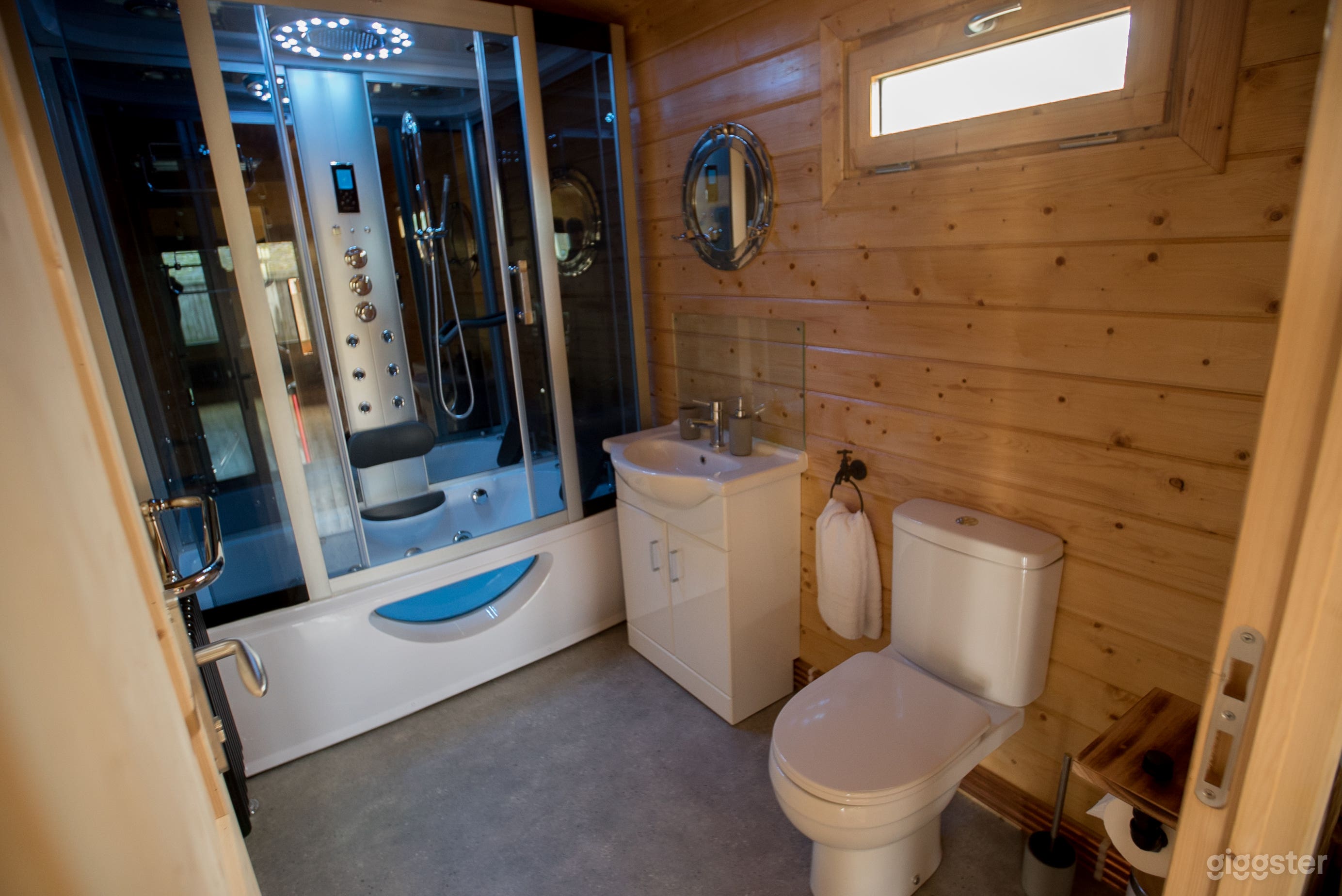 Rustic Cabin Accommodation with Garden Photo 4