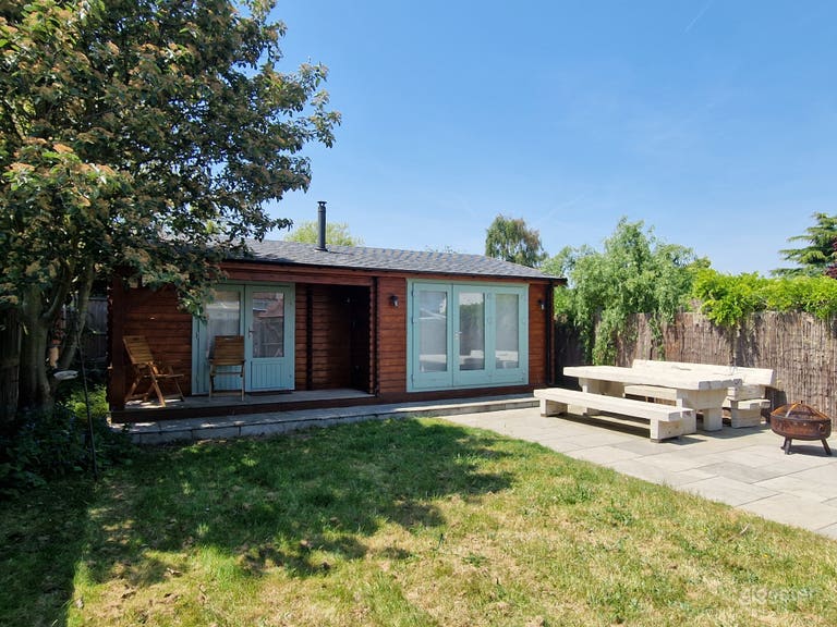  Rustic Cabin Accommodation with Garden 
