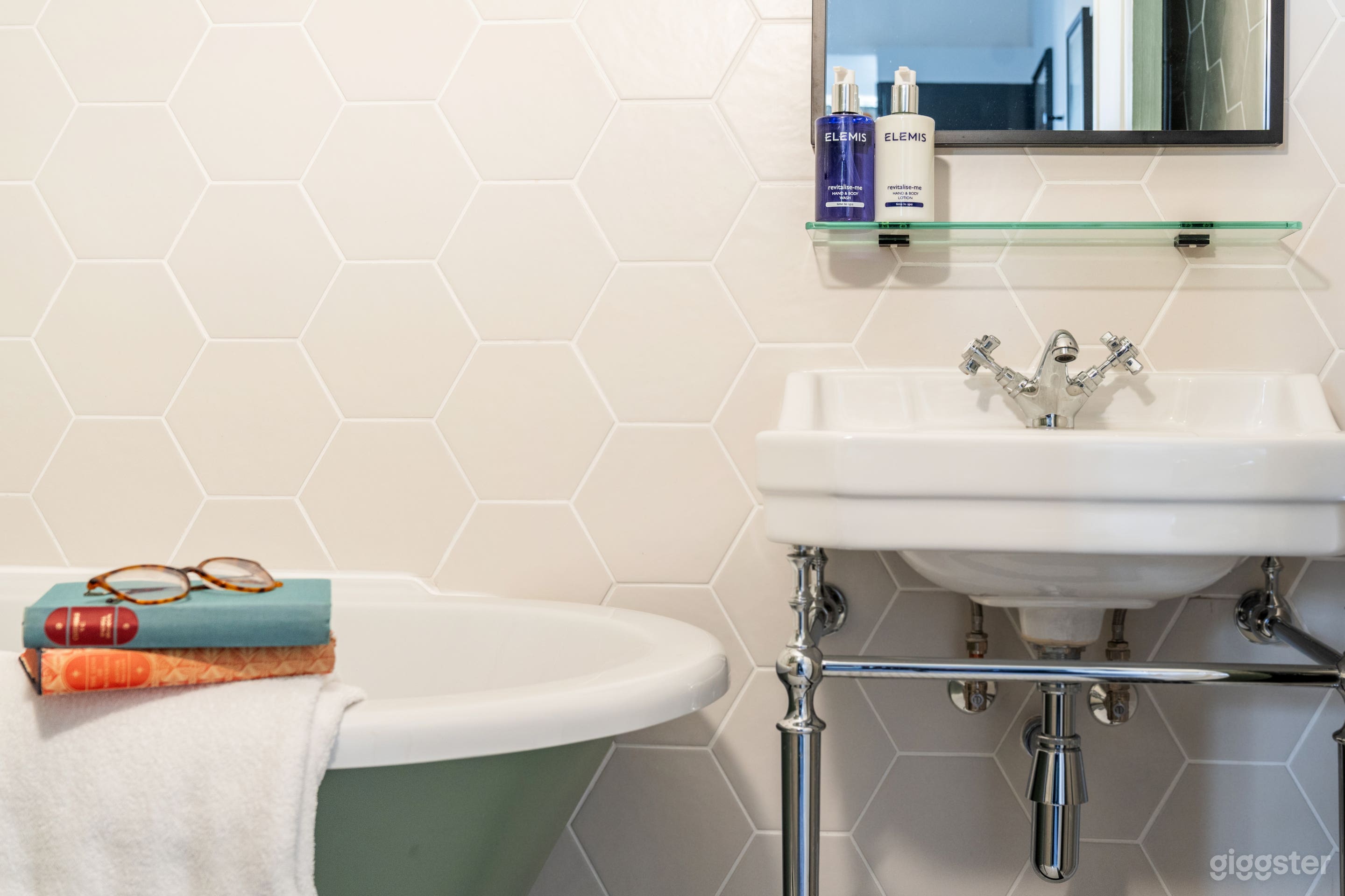 Stylish 4-star hotel with Georgian exterior Photo 4