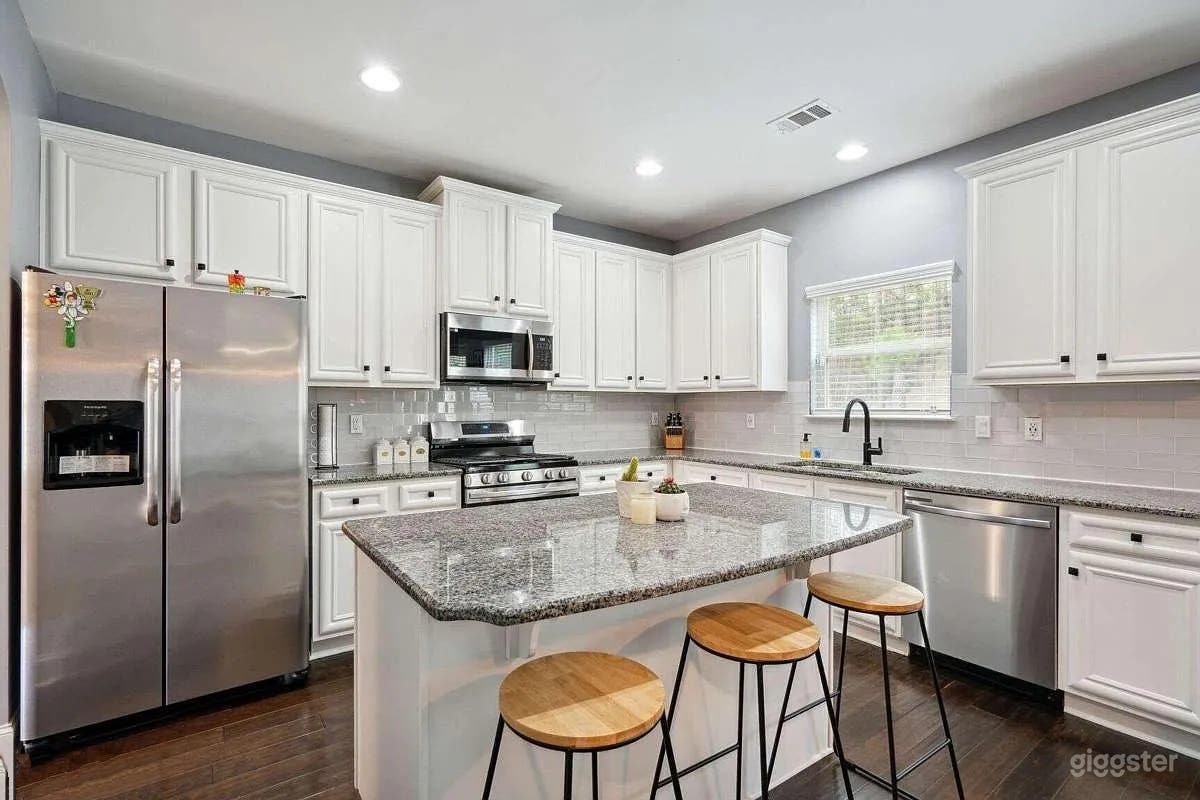 Lovely 4 Bedroom 3 Bath Tranquil Oasis Photo 3