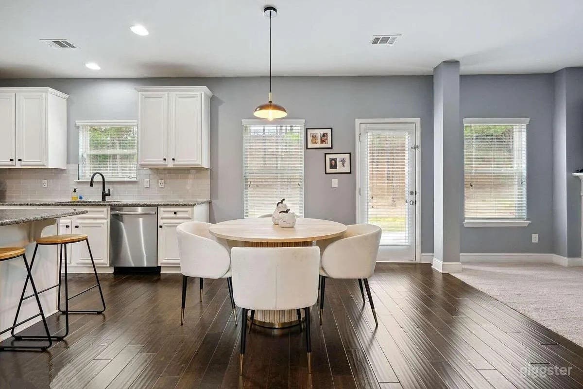 Lovely 4 Bedroom 3 Bath Tranquil Oasis Photo 2