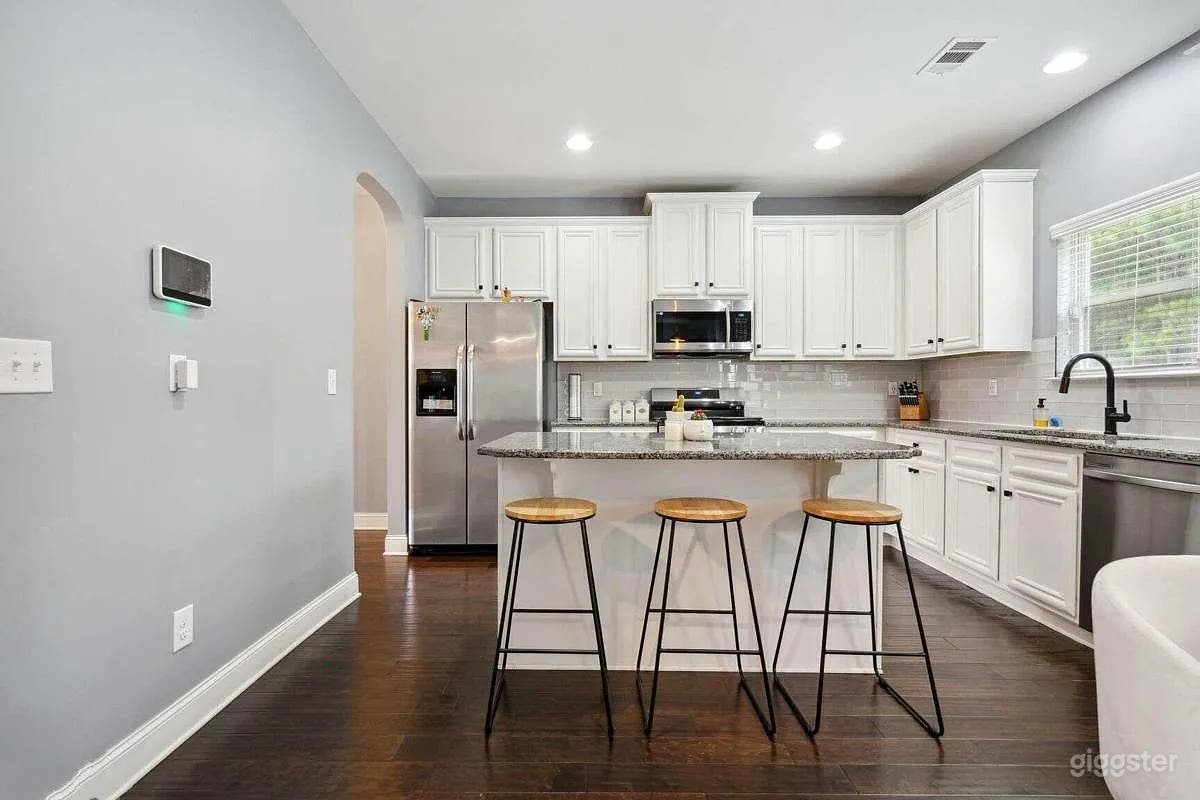 Lovely 4 Bedroom 3 Bath Tranquil Oasis Photo 4