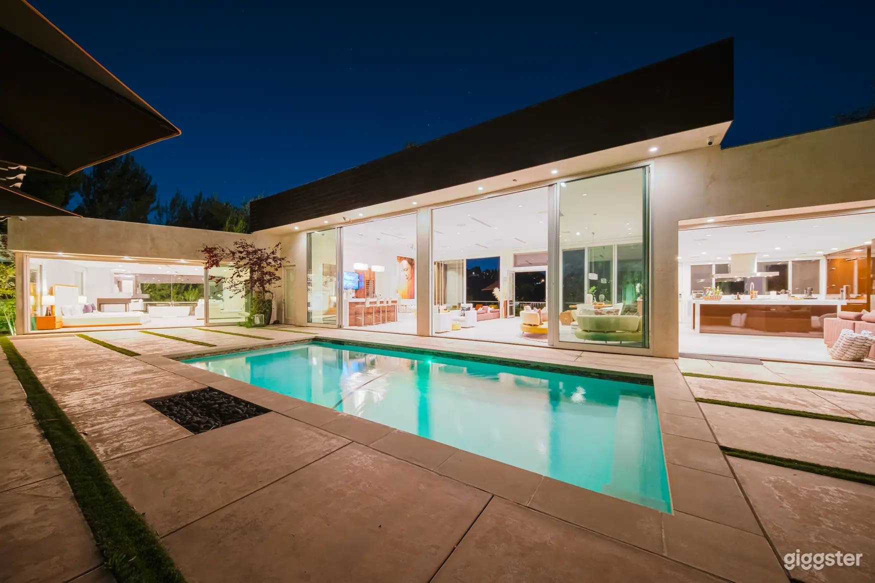 WRAPPED IN GLASS : COURTYARD POOL Photo 3