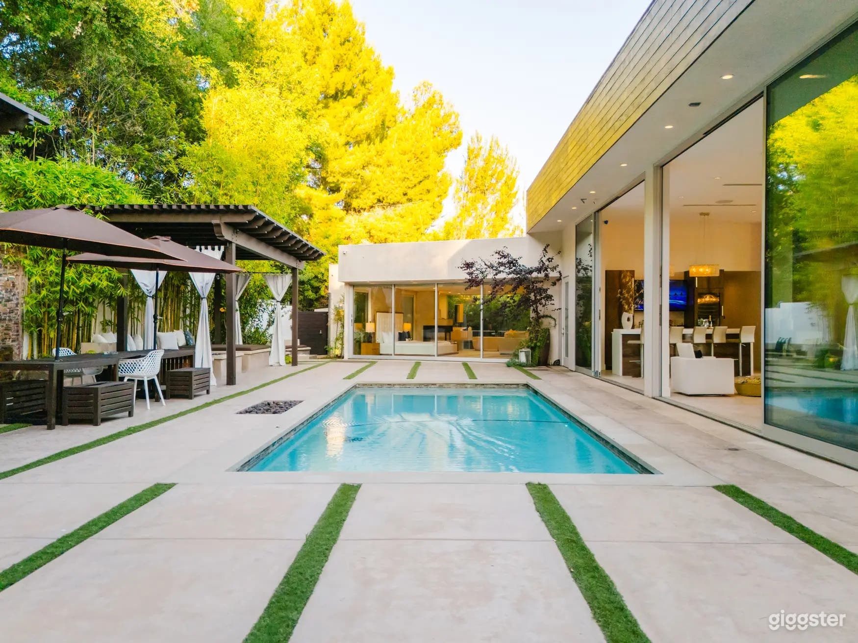 WRAPPED IN GLASS : COURTYARD POOL Photo 2