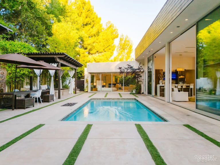  WRAPPED IN GLASS : COURTYARD POOL 