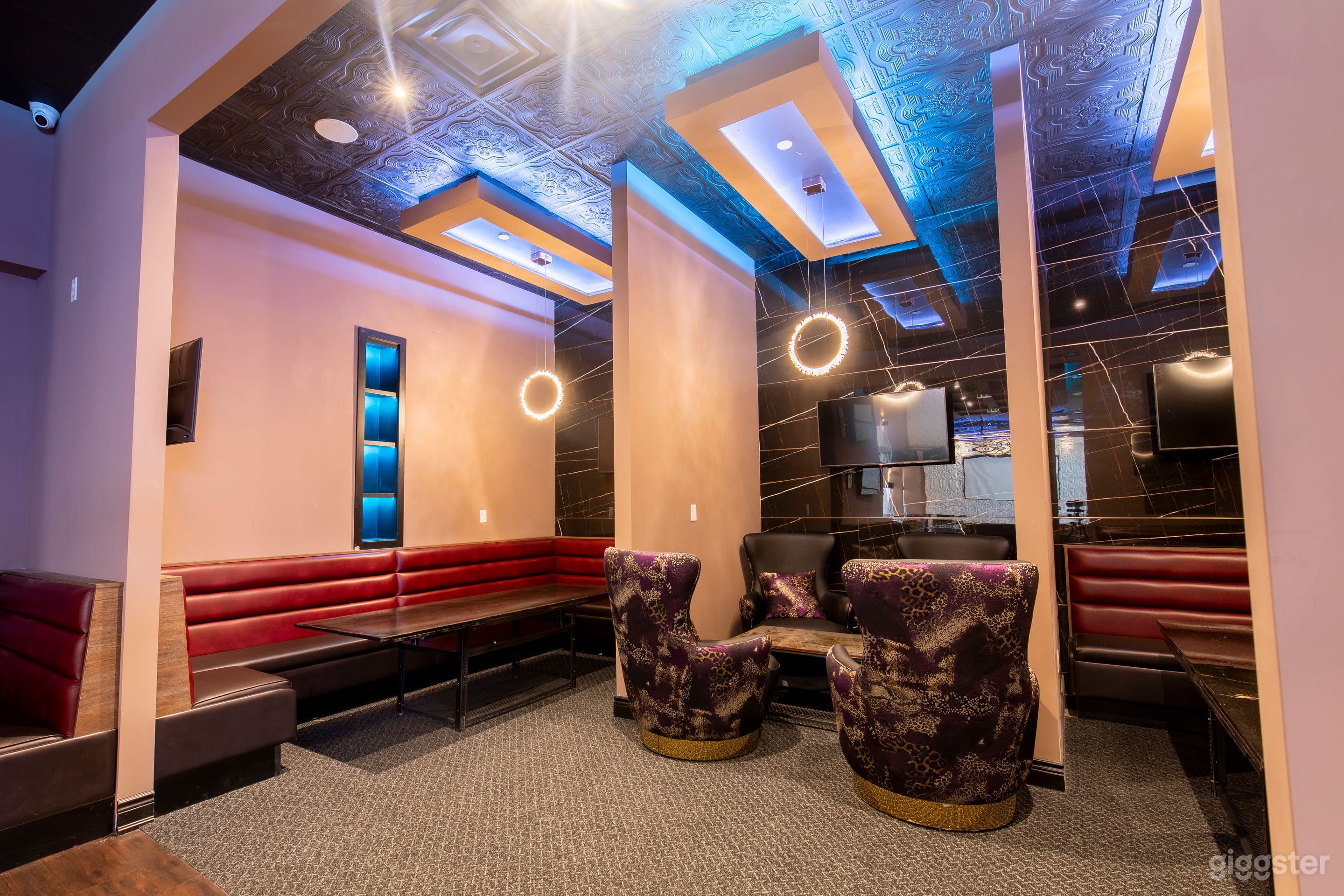 Toronto’s Go-To Lounge with Bar & Luxe Atmosphere Photo 3