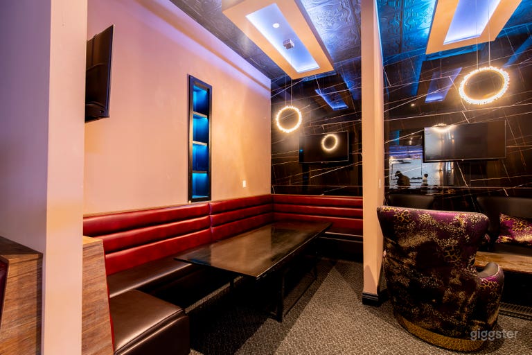  Toronto’s Go-To Lounge with Bar & Luxe Atmosphere 