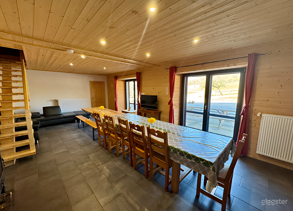 Photo de Salon rustique spacieux baigné de lumière naturelle 3