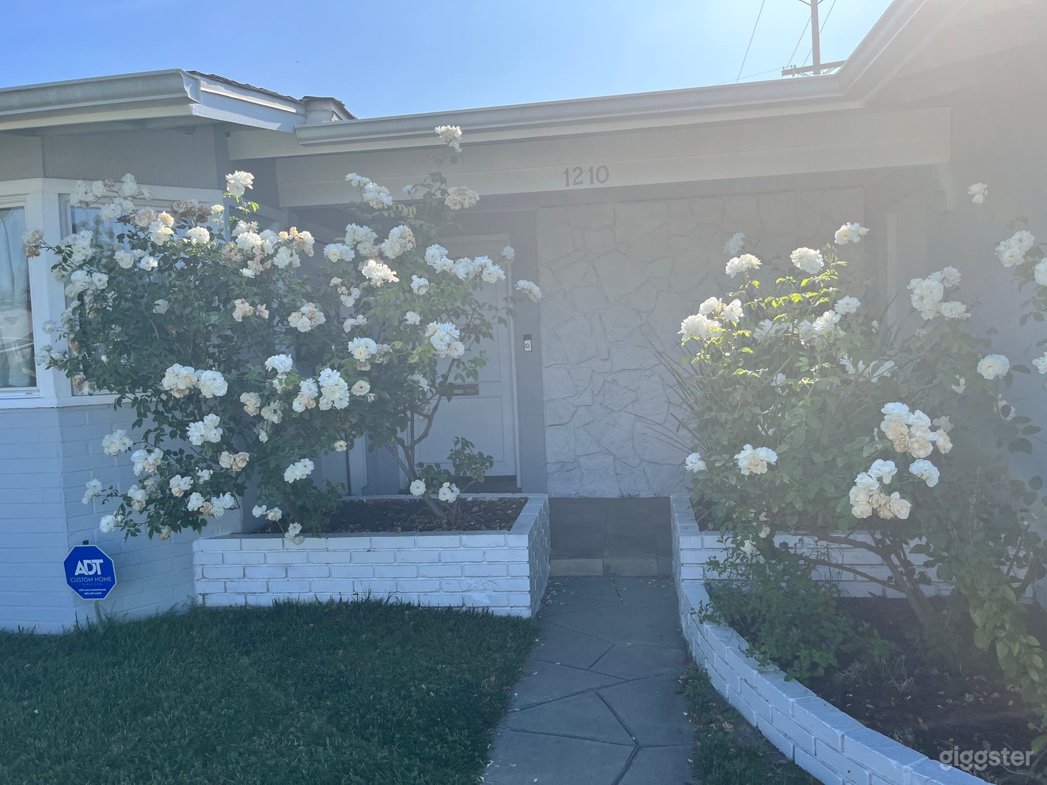 Burbank Mid-century modern house next to Chandler bike path Photo 4