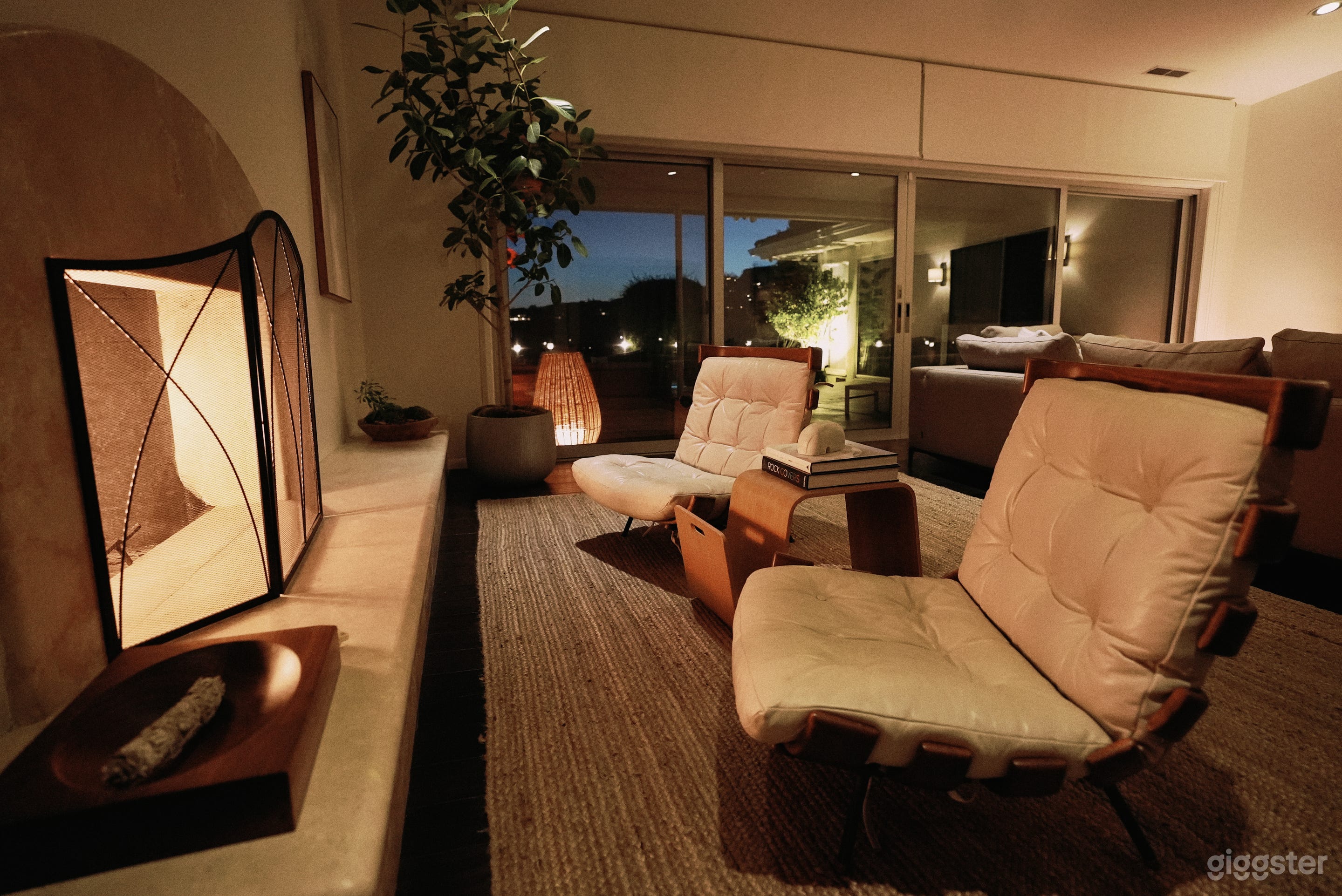 Mid-Century Ranch Estate with spectacular views ! Photo 3