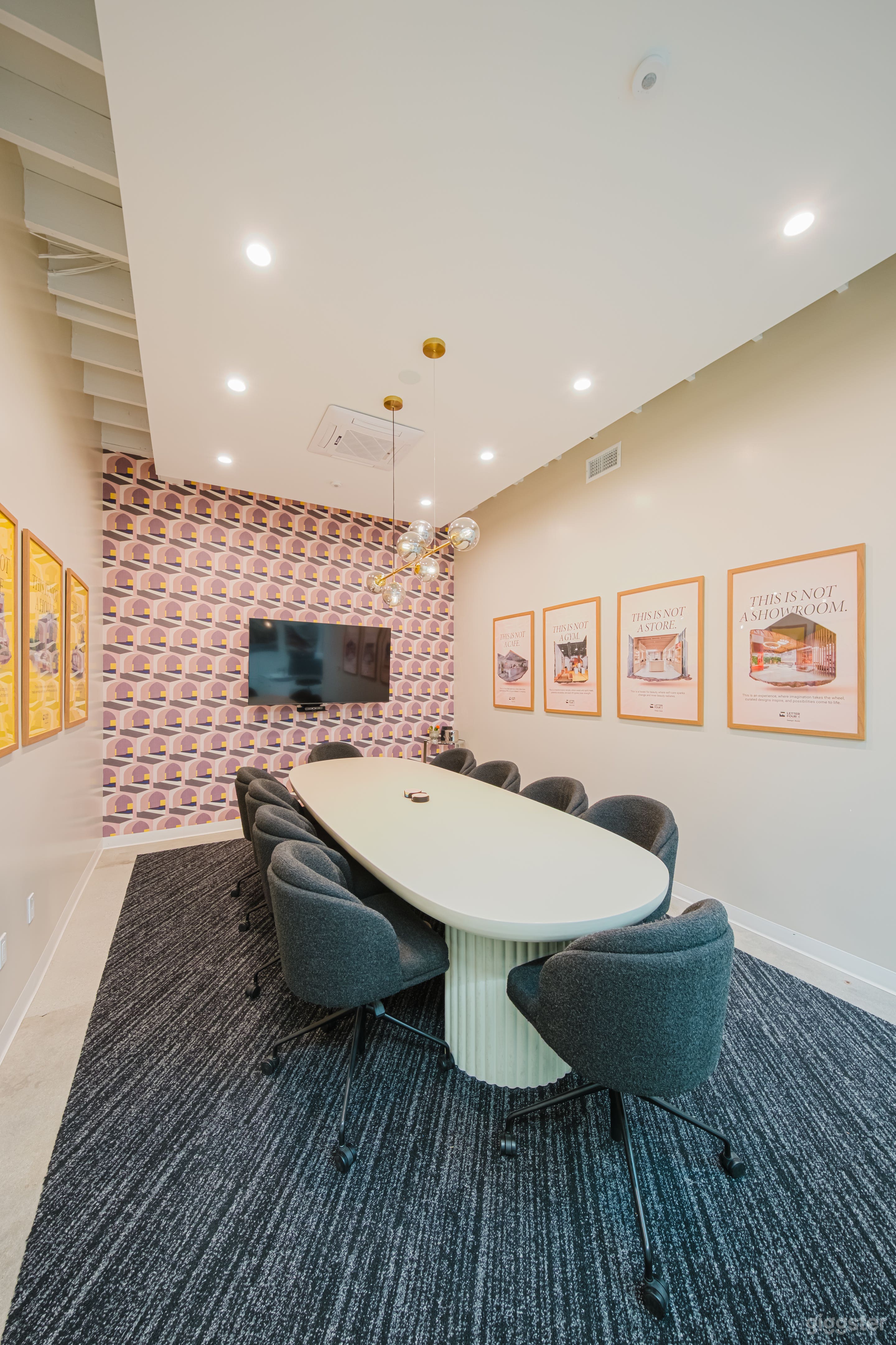 COLOR-RICH CREATIVE OFFICE WITH RETRO WARMTH Photo 2