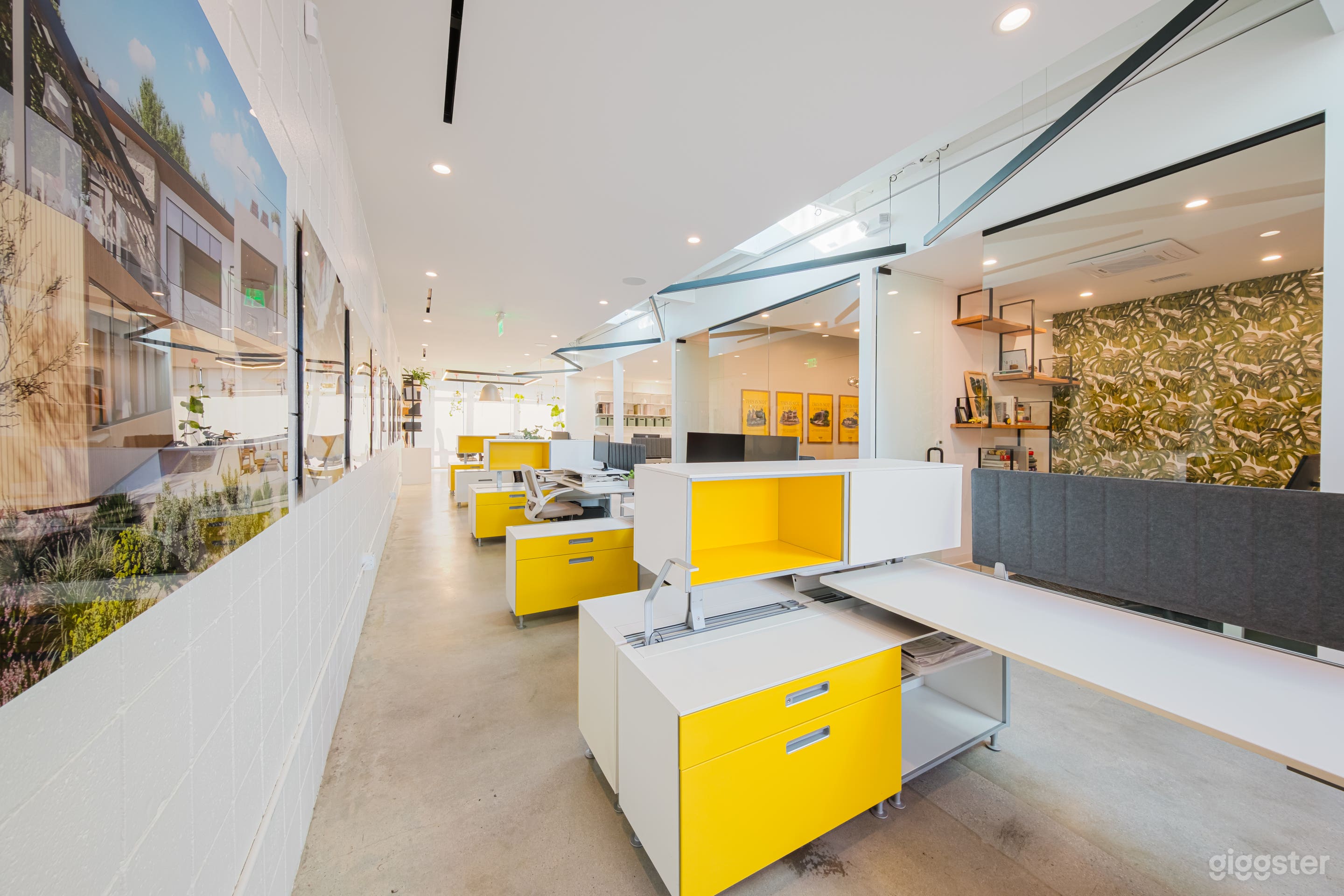 COLOR-RICH CREATIVE OFFICE WITH RETRO WARMTH Photo 4