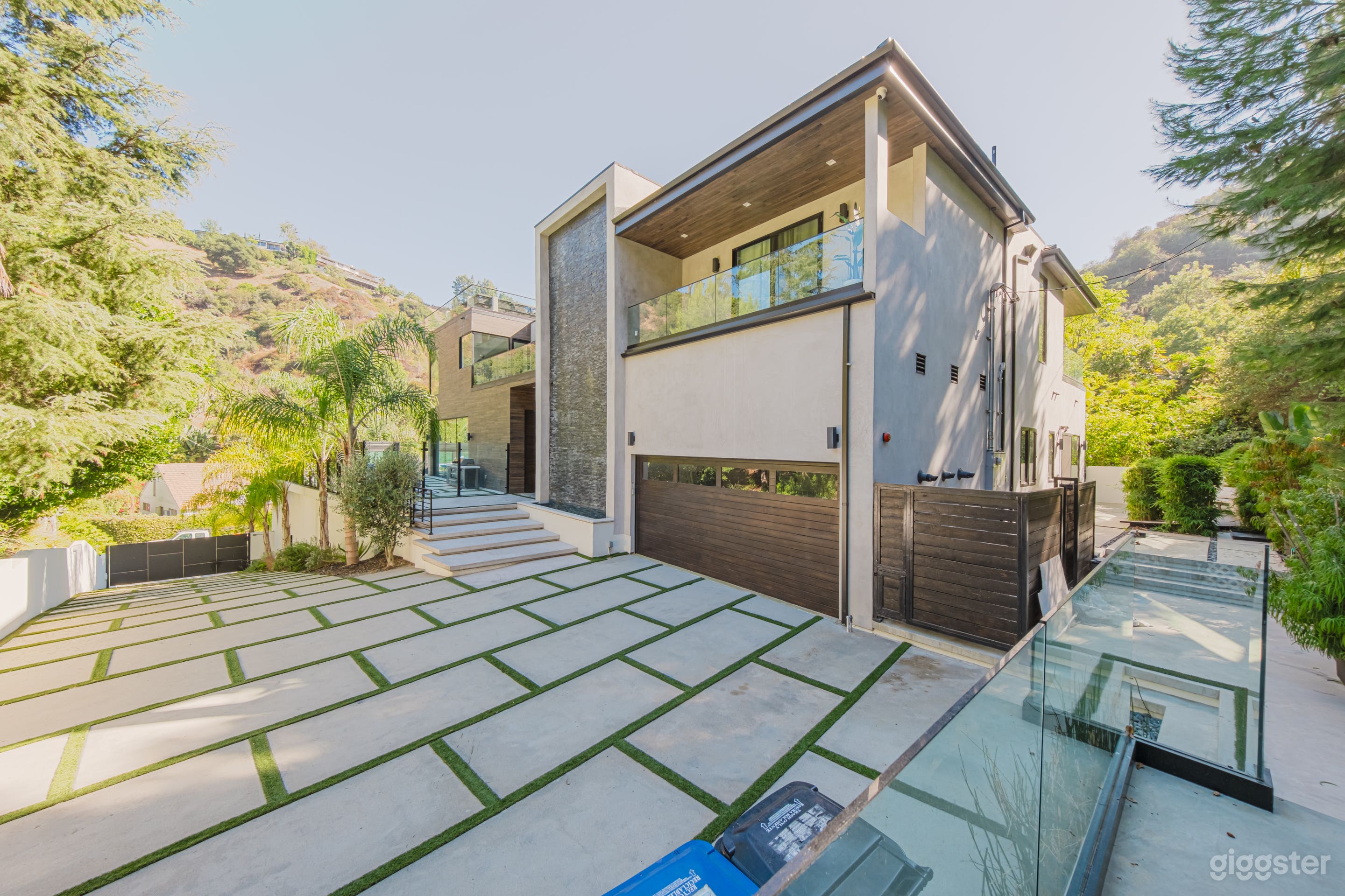 MODERN LUXE ARCHITECTURAL GEM IN THE HILLS Photo 2