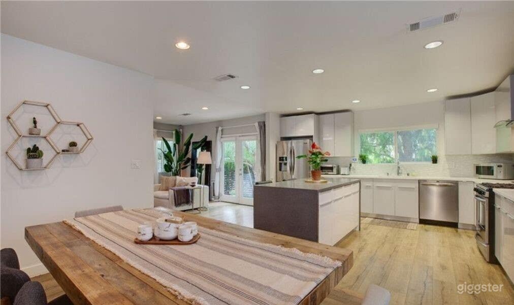 Stylist Modern Home  Photo 4