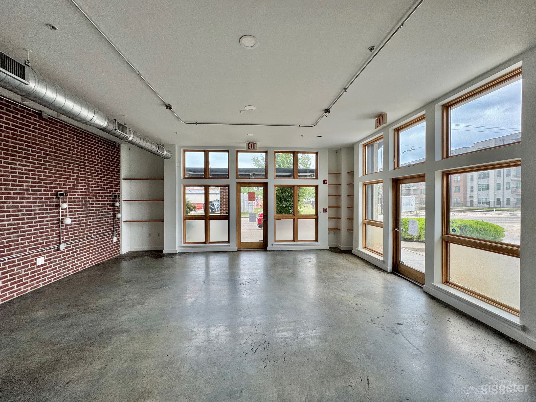 Sunny East Corner Space – Quiet Professional Gatherings Photo 1